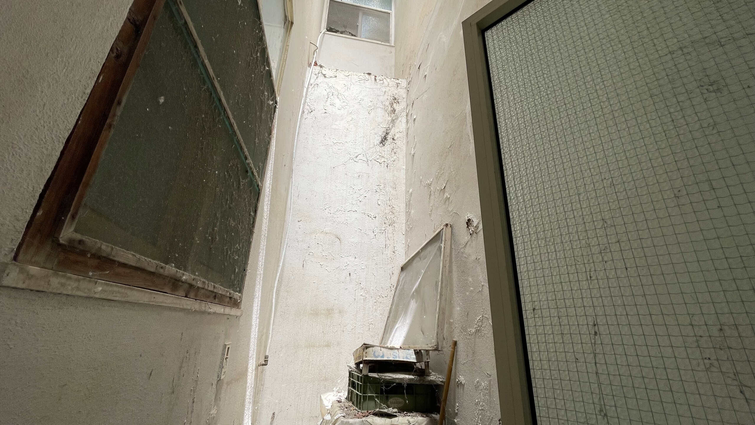 Balcone di un appartamento in vendita a Scaletta Zanclea, con vista su pareti e infissi.