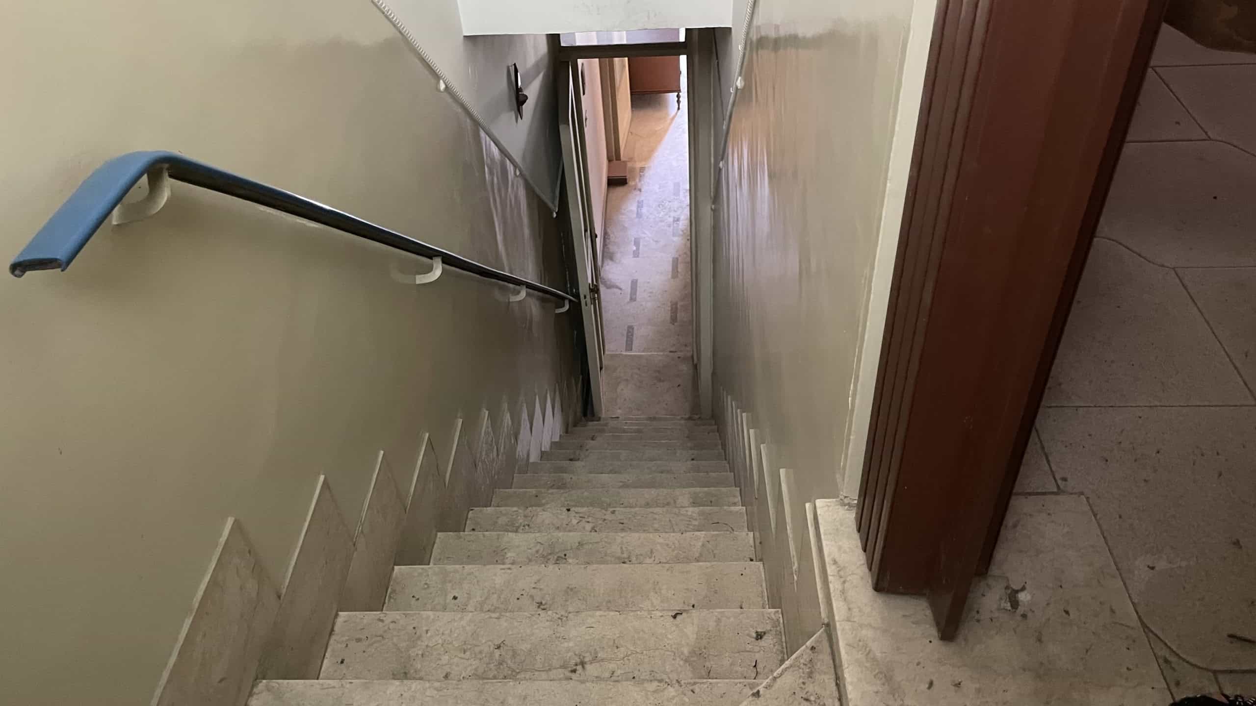 Immagine della scala interna di un appartamento in vendita in Via Roma 168, Scaletta Zanclea, Me.