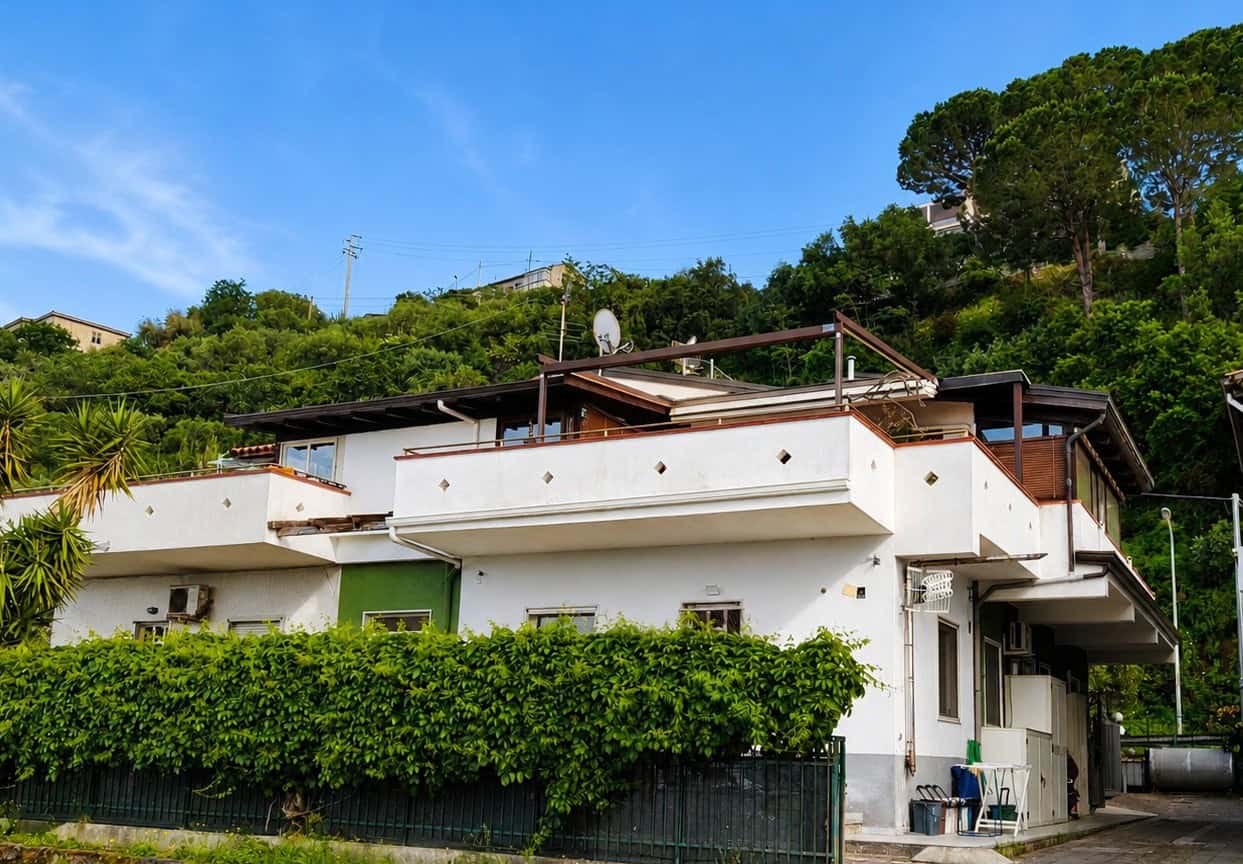 Ampia casa moderna con terrazza panoramica e giardino ben curato, situata in zona collinare con vista verde e tranquilla. Ideale per residenza familiare o investimento immobiliare in Italia.