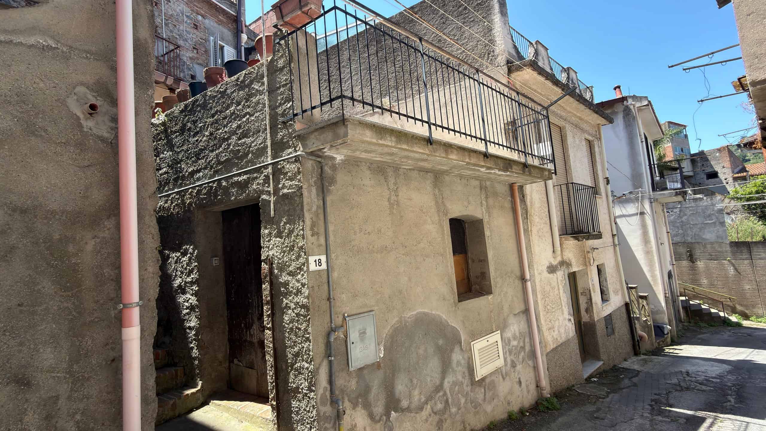 WhatsApp Image 2026-06-03 at 11.44.13 Scorcio di edificio residenziale in zona urbana con balcone e facciata in pietra, situato in un quartiere storico di città italiane. Struttura tipica con dettagli architettonici tradizionali e accesso.