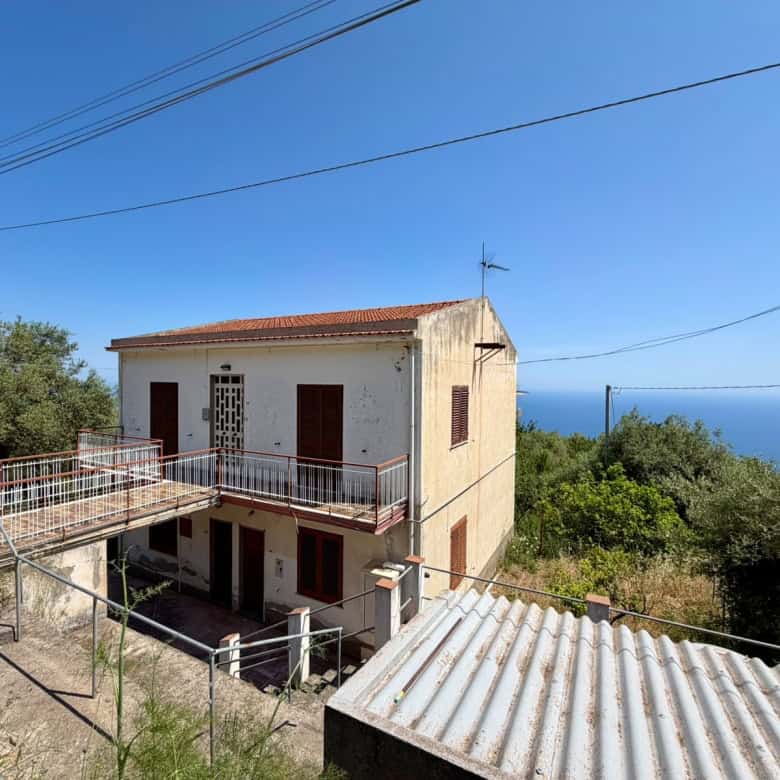 Casa indipendente con vista mare, situata in zona tranquilla e verde, ideale per vacanze o residenza permanente. Struttura in buone condizioni, con terrazza panoramica e accesso diretto alla natura ci.