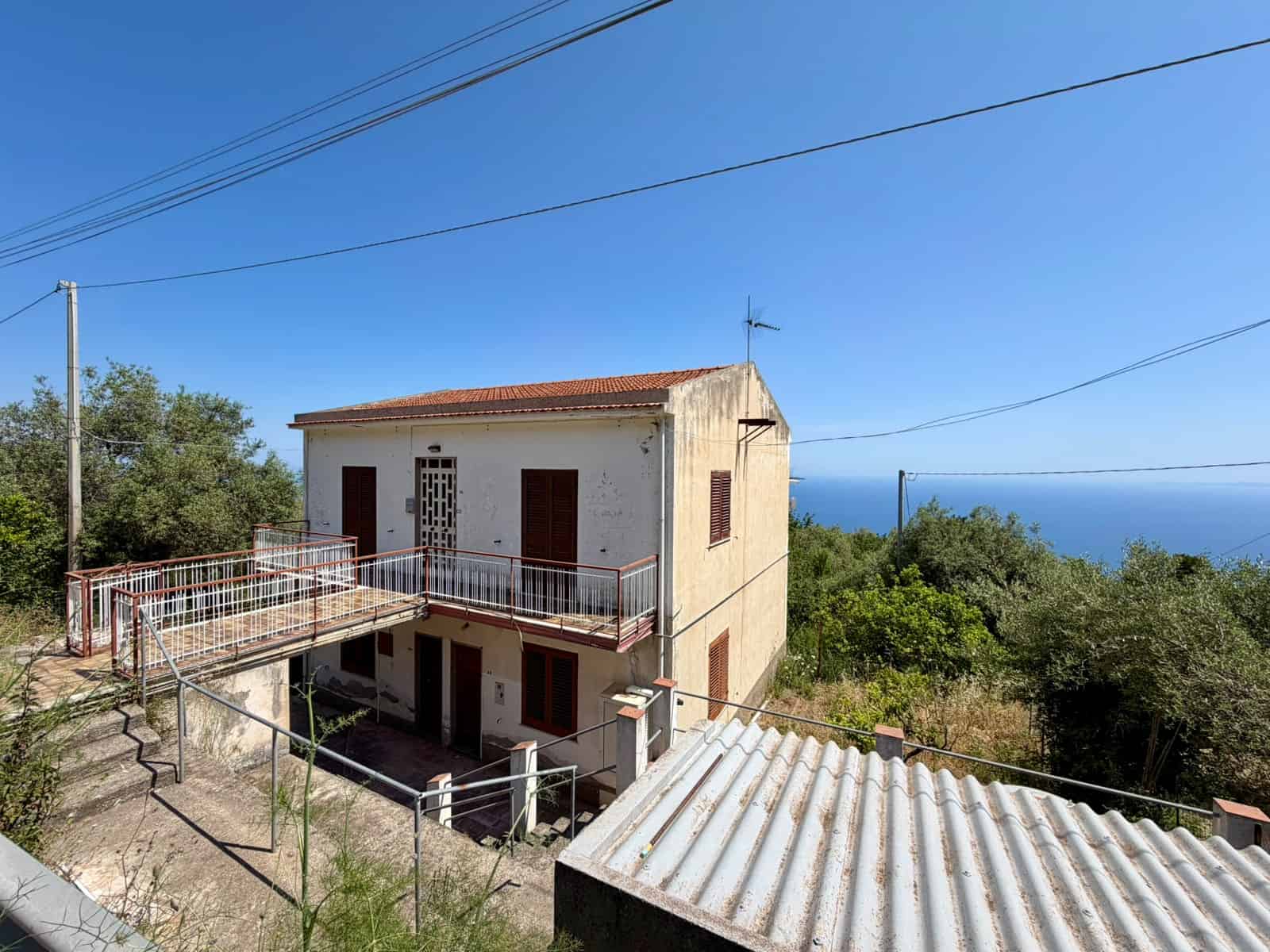 Casa indipendente con vista mare, situata in zona tranquilla e verde, ideale per vacanze o residenza permanente. Struttura in buone condizioni, con terrazza panoramica e accesso diretto alla natura ci.