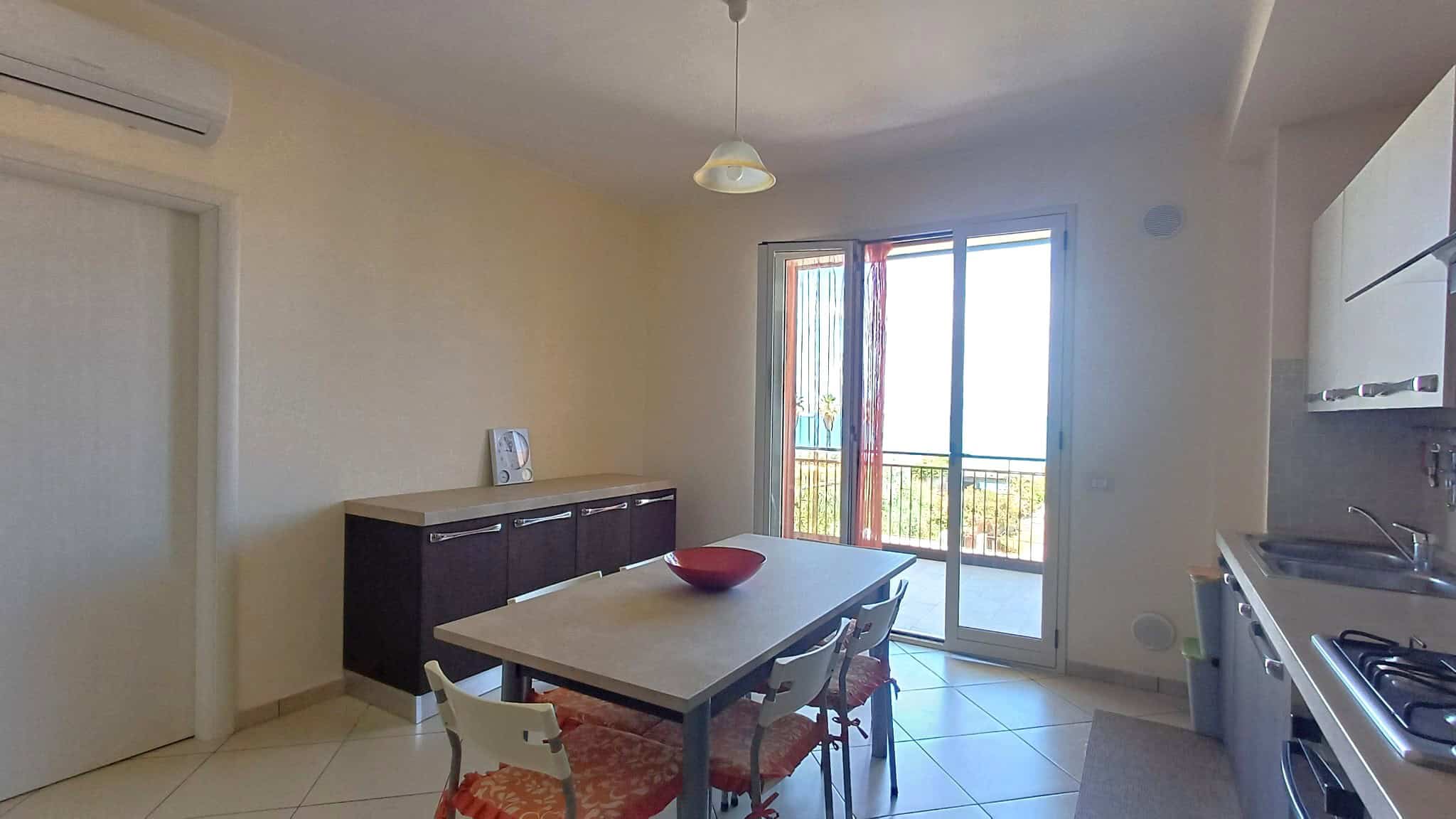 Spazio abitativo luminoso con cucina moderna e balcone con vista panoramica, ideale per vivere in comfort e stile. Perfetto per chi cerca un appartamento funzionale e accogliente in zona residenziale.