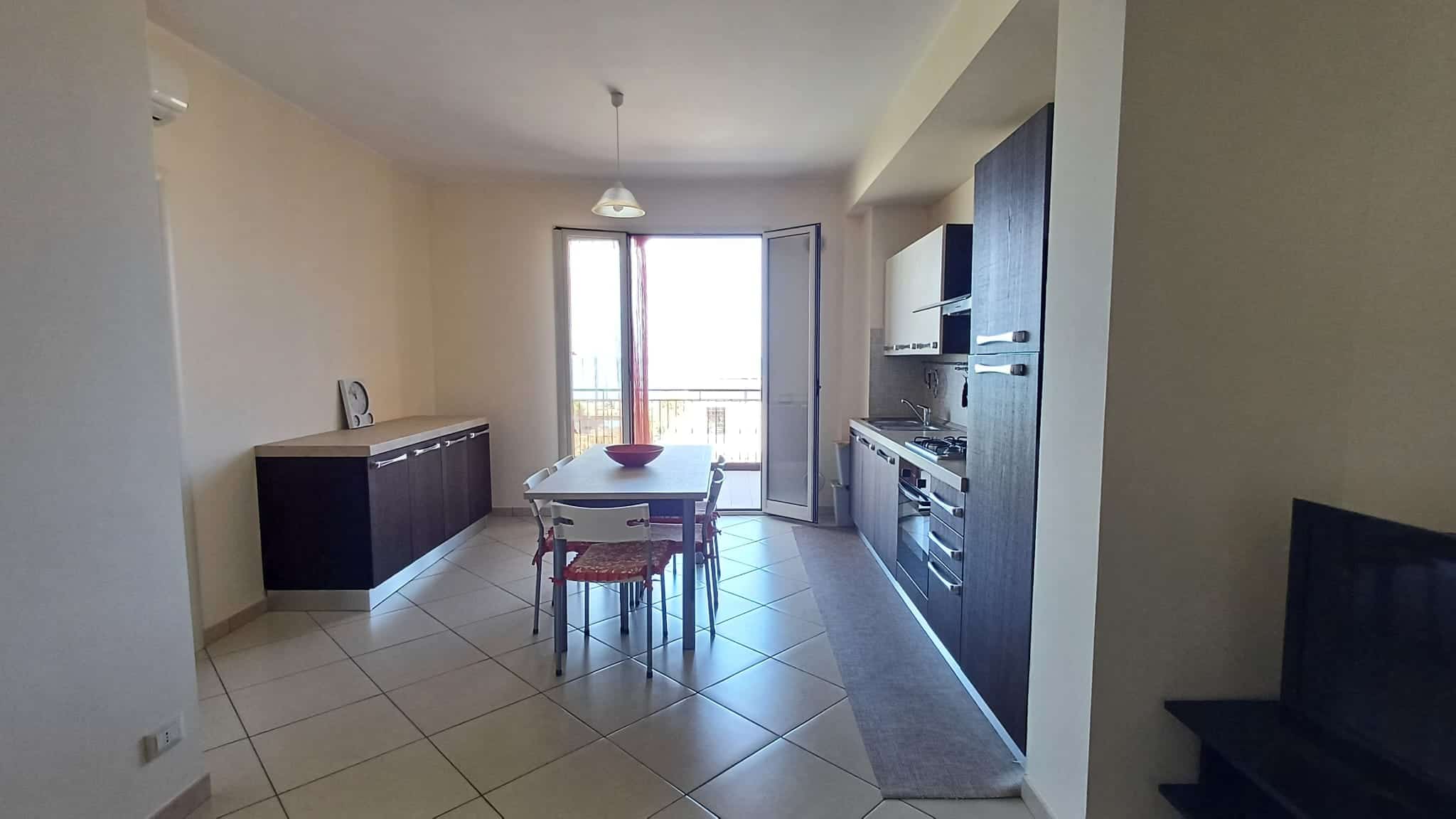 Appartamento luminoso con cucina moderna e zona pranzo, balcone con vista panoramica, ideale per vivere in comfort e stile. Perfetto per chi cerca un'abitazione funzionale e accogliente.