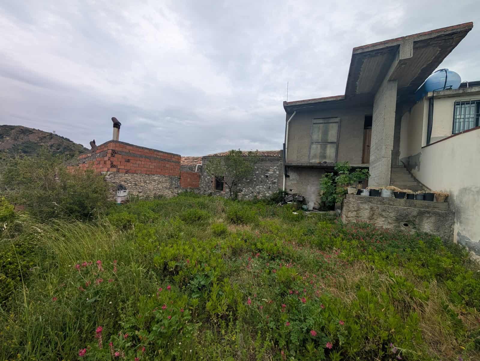 Terreno edificabile in zona residenziale con vista panoramica, ideale per costruire una casa unifamiliare o un investimento immobiliare in Italia.