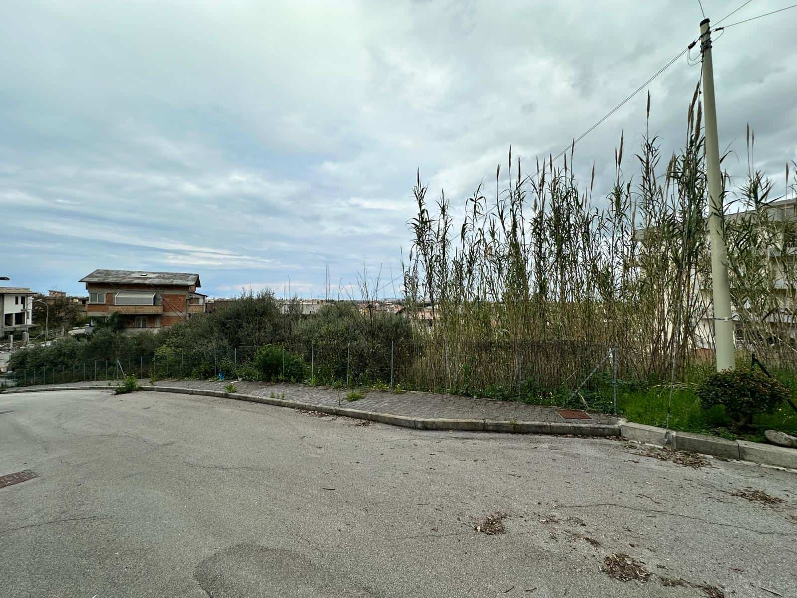 Terreno edificabile in vendita in via Tukor, Barcellona P.G., Me, con vegetazione e strada asfaltata.