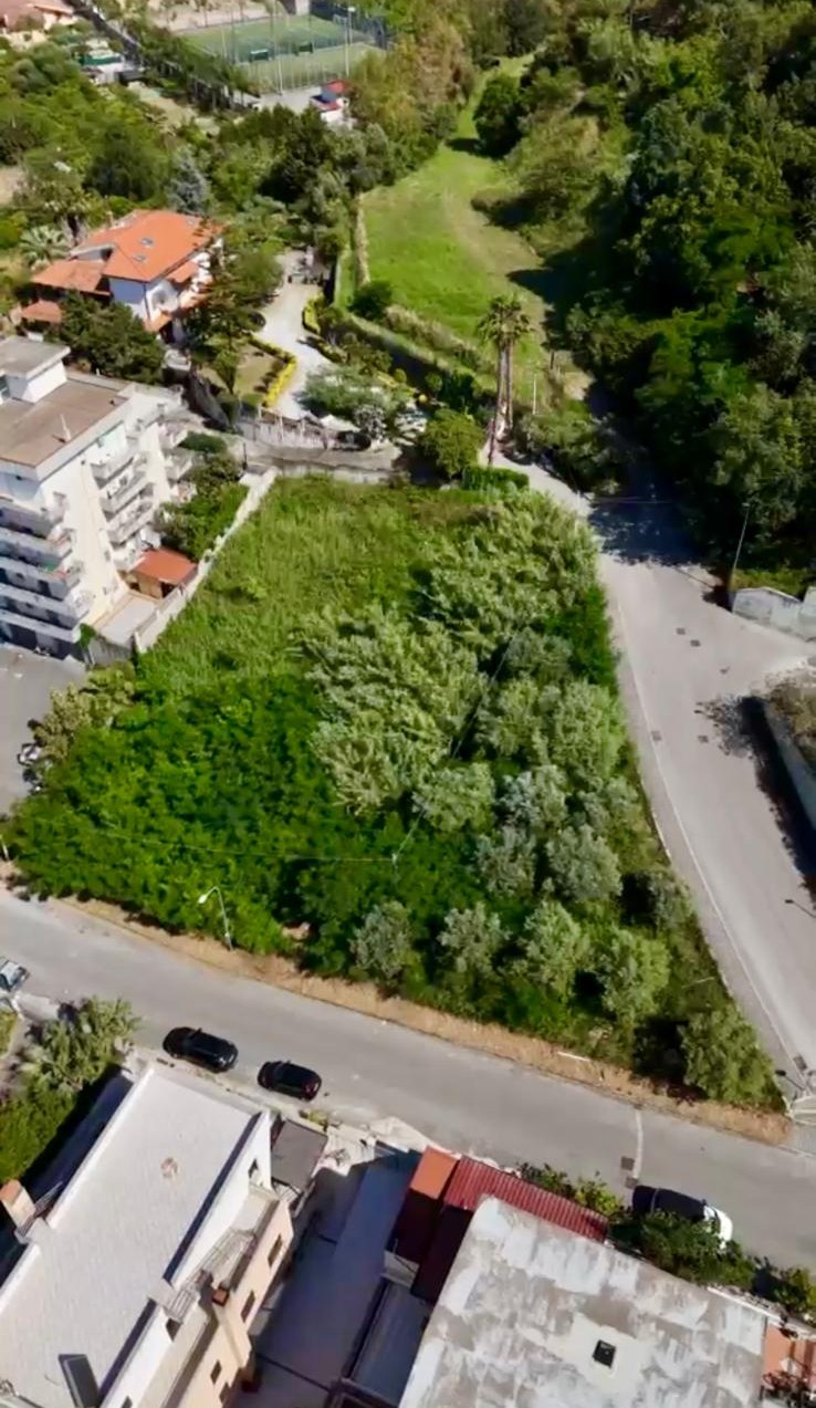 Terreno edificabile in vendita a Barcellona P.G. con ampio spazio verde e accesso stradale, ideale per costruzioni residenziali o commerciali.