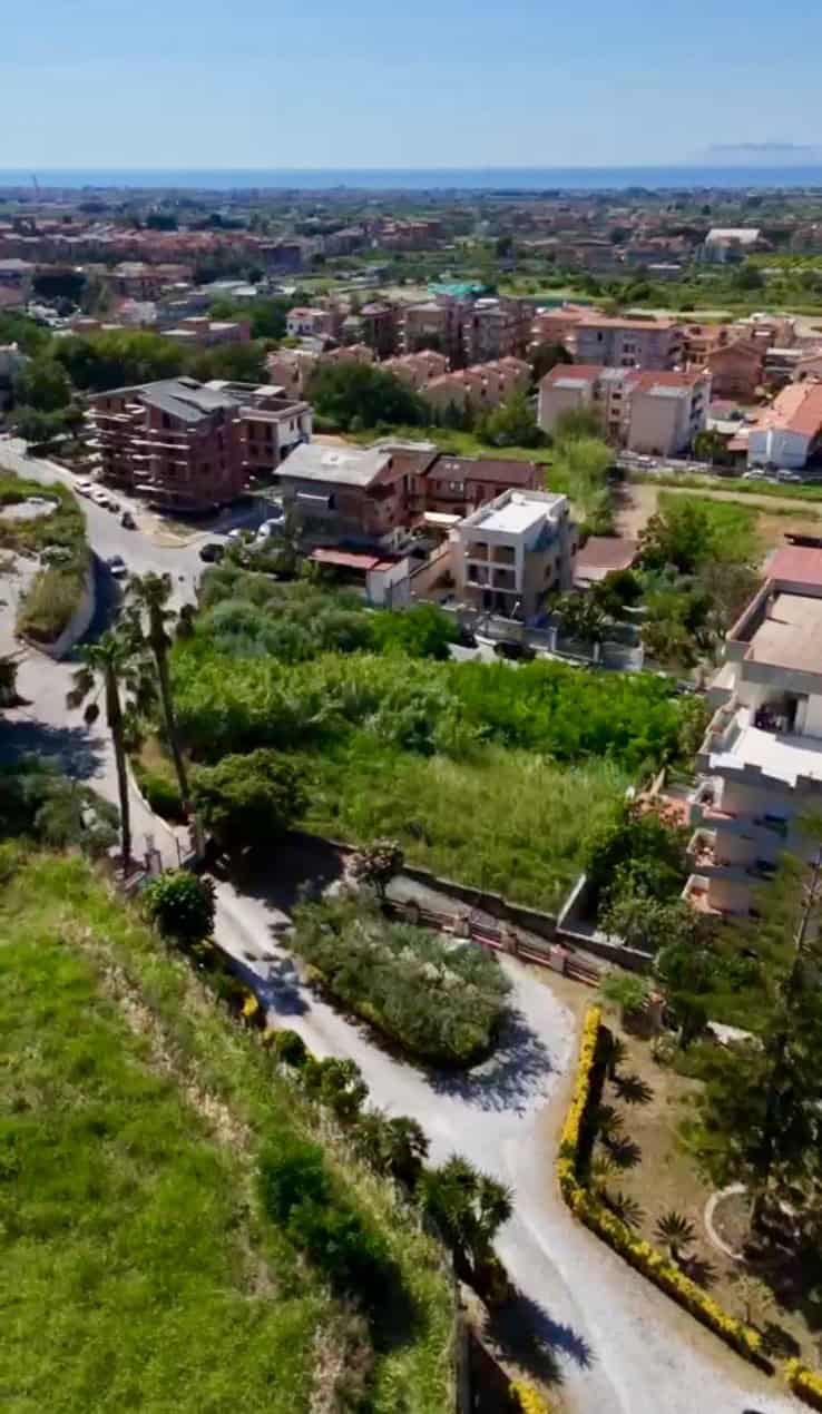 Terreno edificabile in vendita a Barcellona P.G. con vista panoramica sulla città e sul mare.