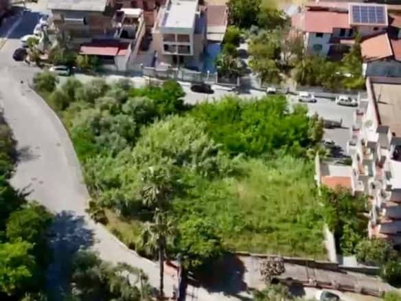Terreno edificabile in vendita a Barcellona P.G. con ampio spazio verde e accesso stradale.