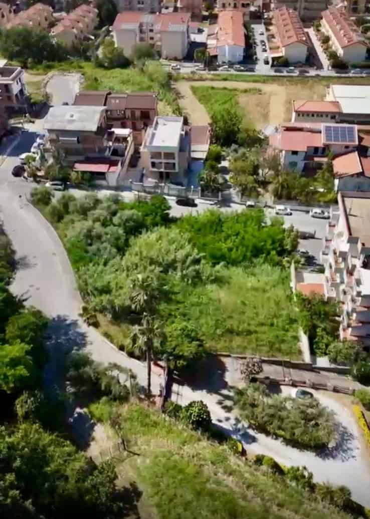 Terreno edificabile in vendita a Barcellona P.G. con ampio spazio verde e accesso stradale.