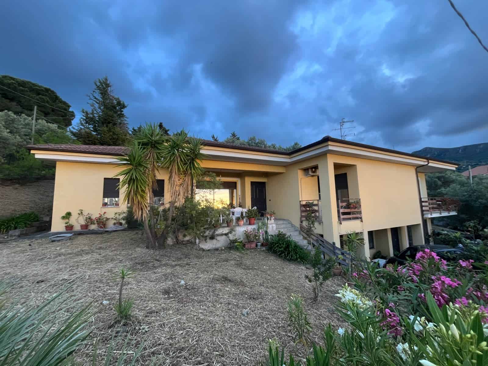 Ampia casa indipendente con giardino e vista sulle montagne, in zona tranquilla, perfetta per residenze familiari o investimento immobiliare, immersa nella natura e con spazi esterni curati.