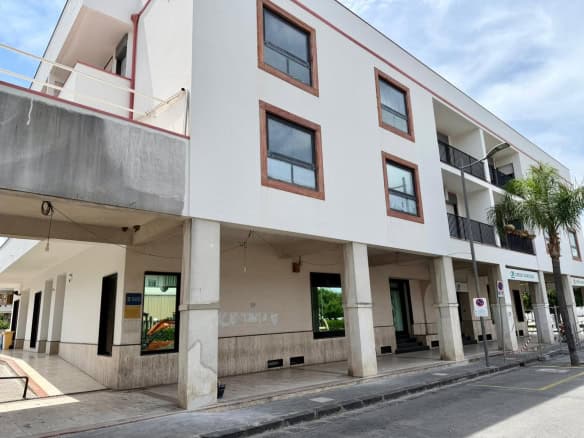 Edificio residenziale moderno con balconi e finestre grandi, situato in zona urbana, con parcheggio e area pedonale, in stile contemporaneo, ideale per investimenti immobiliari a NextCasa.