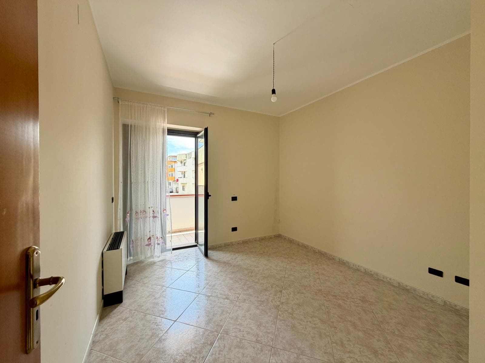 Appartamento luminoso con balcone e vista sulla città, ideale per investimento o prima casa, situato in zona centrale con facile accesso ai servizi e ai mezzi pubblici. Perfetto per vivere comodamente.