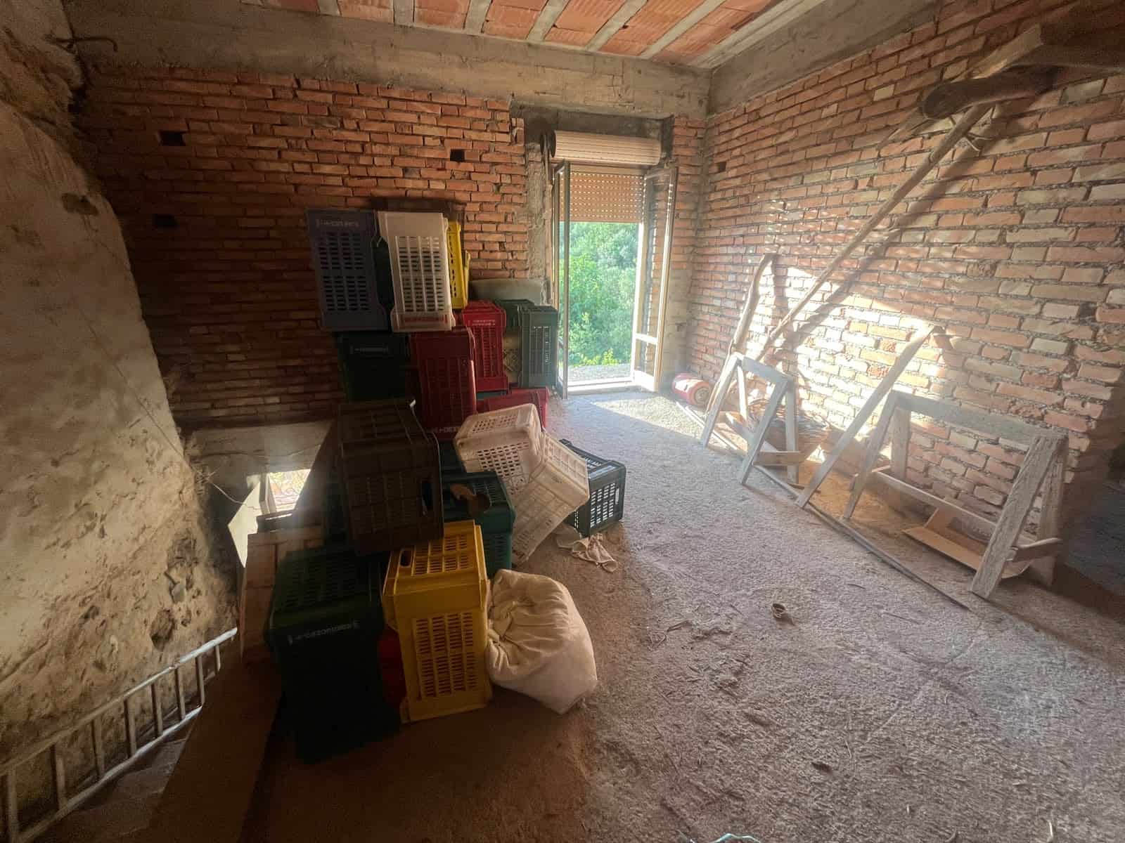 Interno di una casa semindipendente in vendita a Gioiosa Marea, con pareti in mattoni e spazio non arredato.