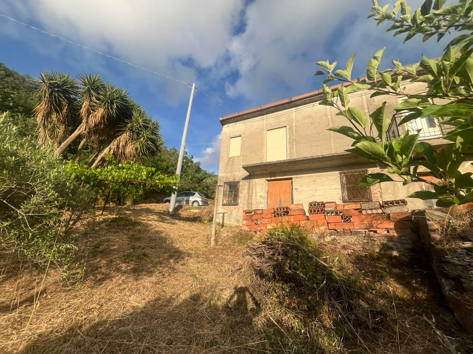 Casa semindipendente in vendita a Gioiosa Marea con giardino e vista sulla natura circostante.