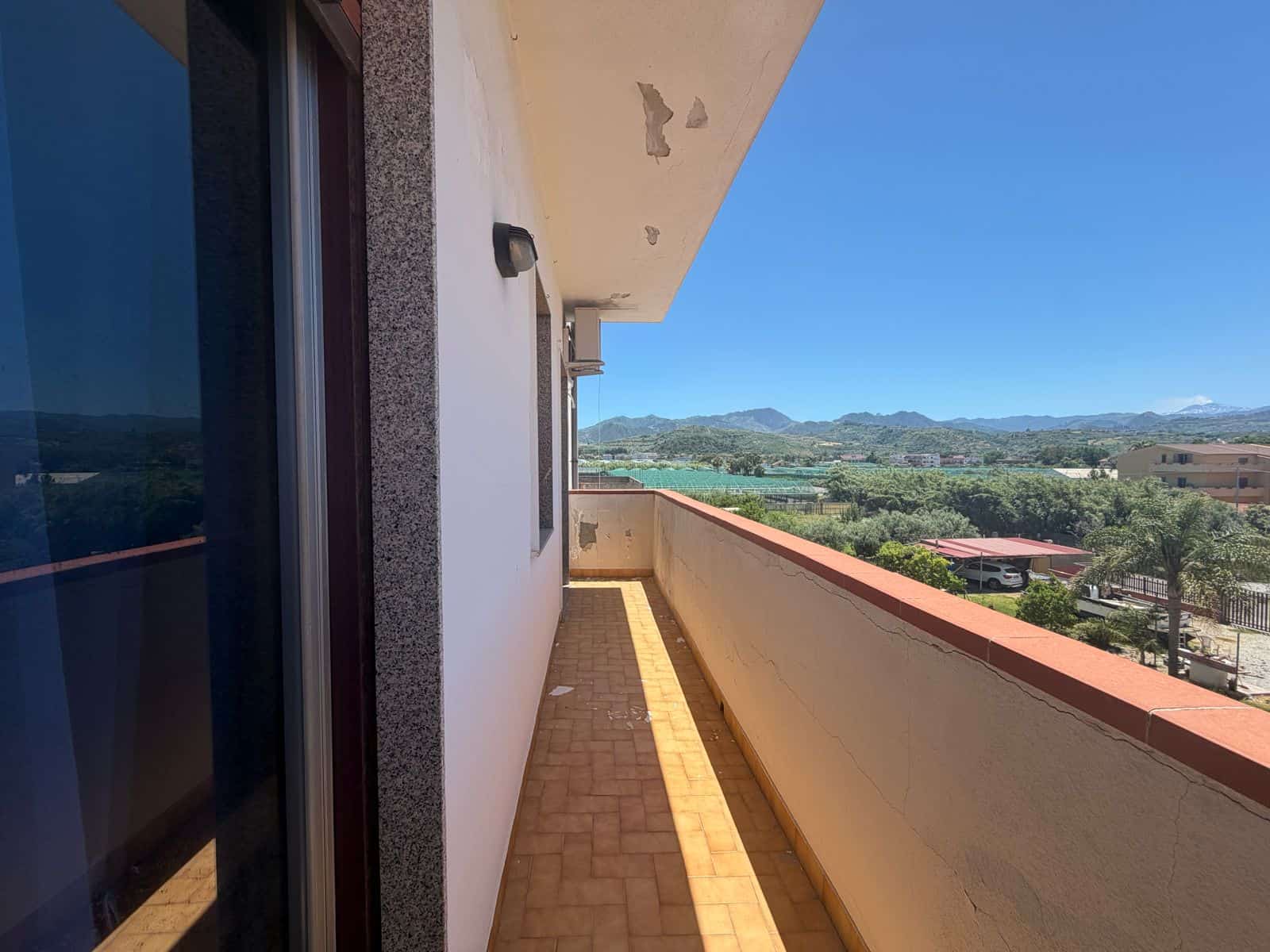 Balcone dell'appartamento con vista panoramica sulle colline e il cielo azzurro a Terme Vigliatore.