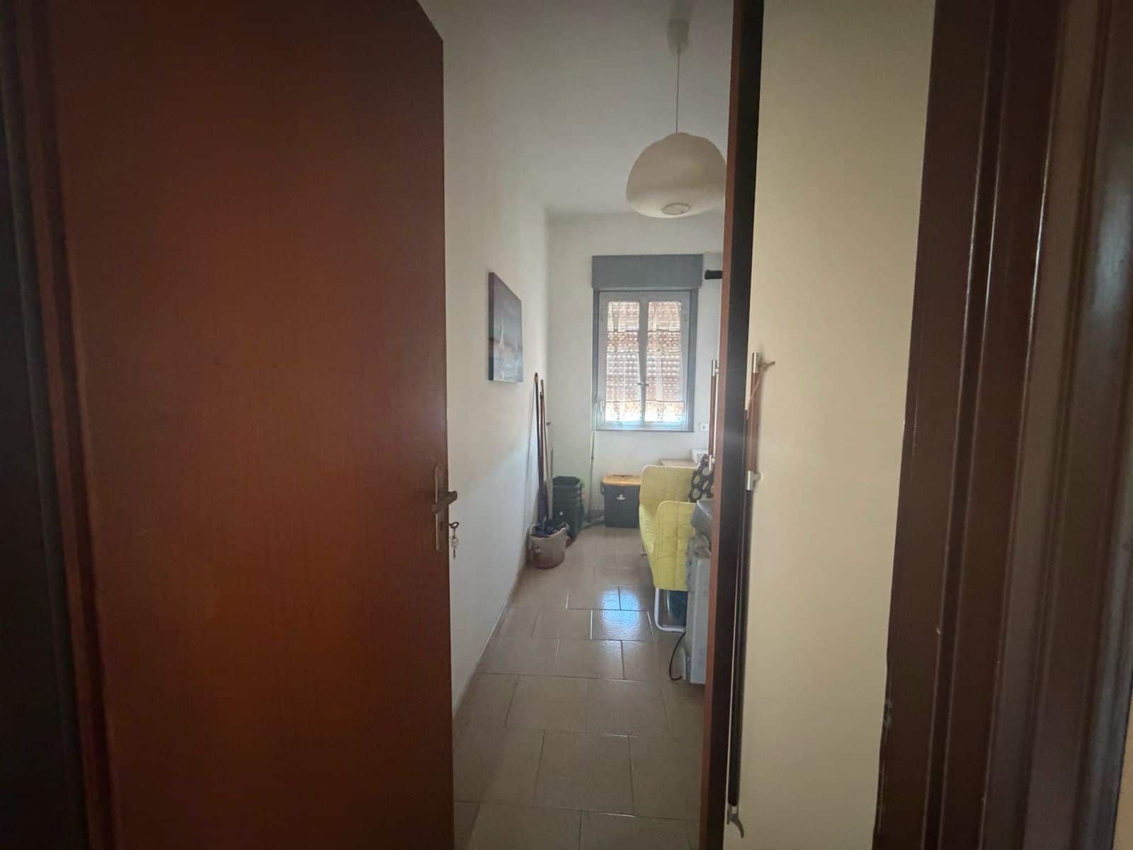 Interno di un appartamento a Terme Vigliatore con soggiorno e finestra luminosa.