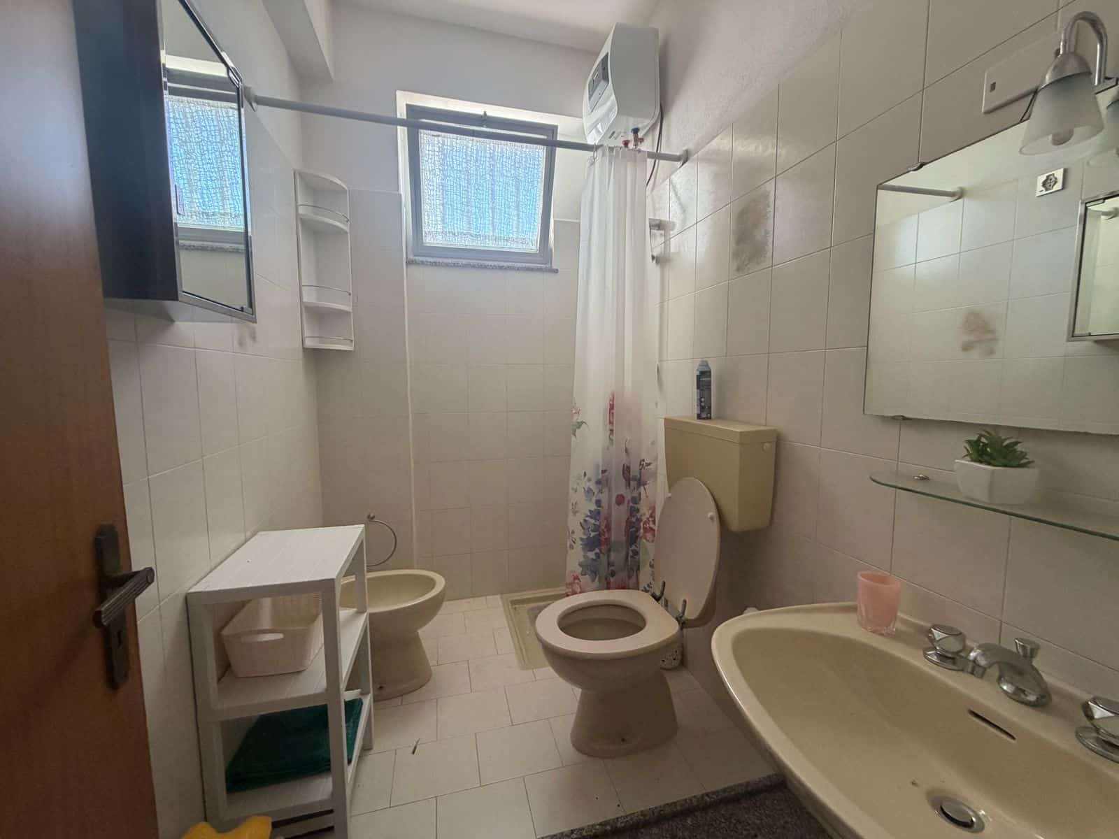 Bagno spazioso con finestra, lavabo, WC e doccia con tenda, ideale per appartamento in via Comunale Acquitta, Terme Vigliatore (ME).