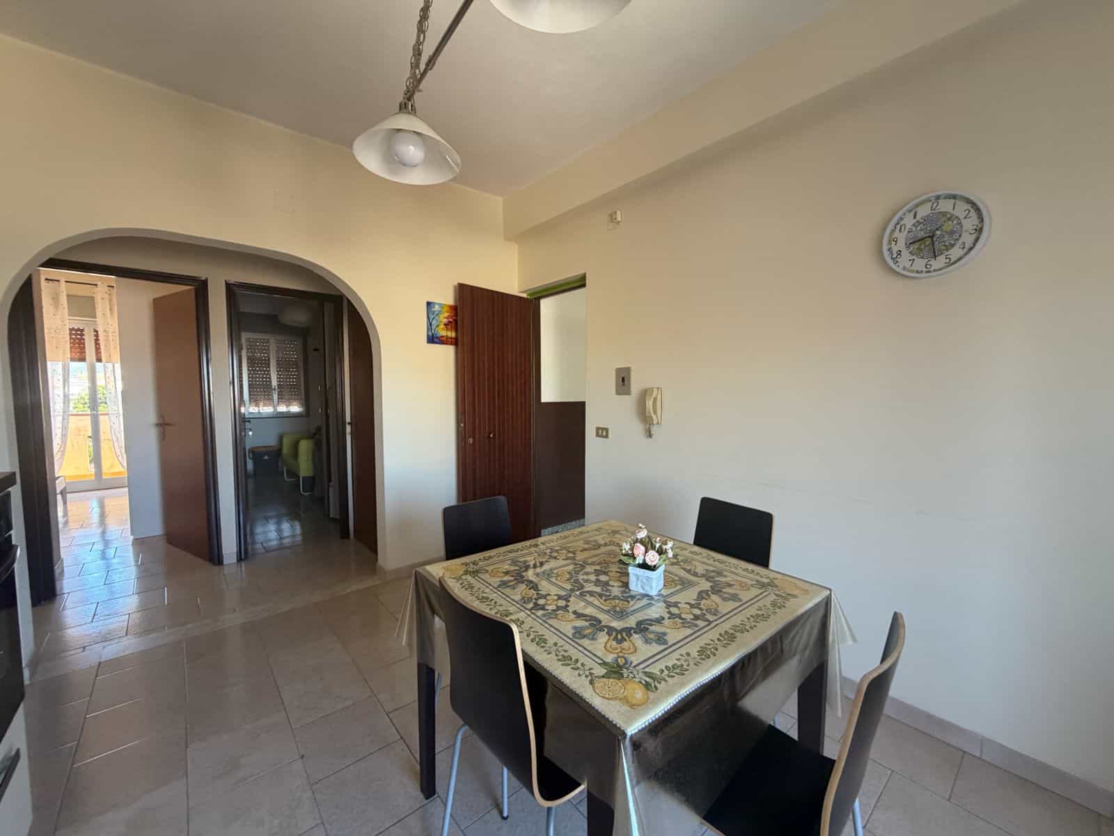 Interno di un appartamento a Terme Vigliatore con zona pranzo e ingresso.