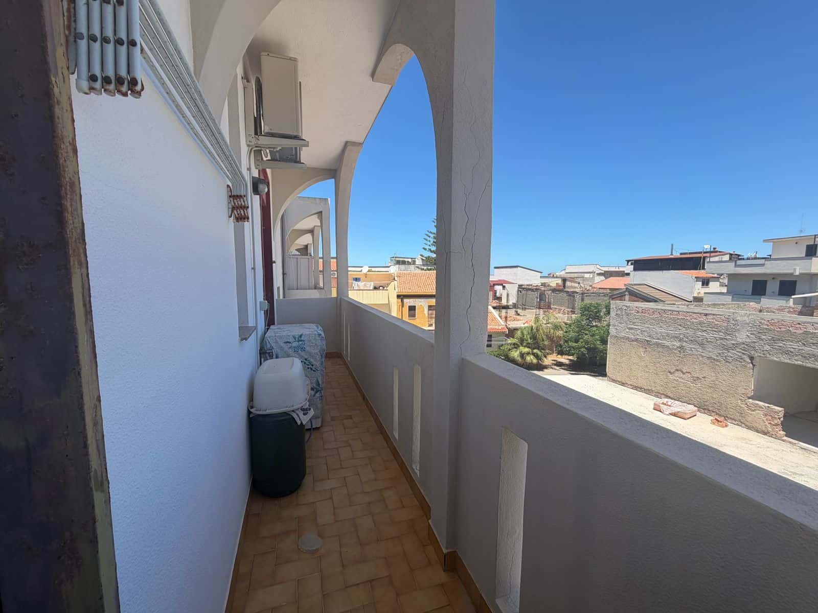 Balcone dell'appartamento con vista sulla città di Terme Vigliatore, in Sicilia, con arredi e aria aperta.
