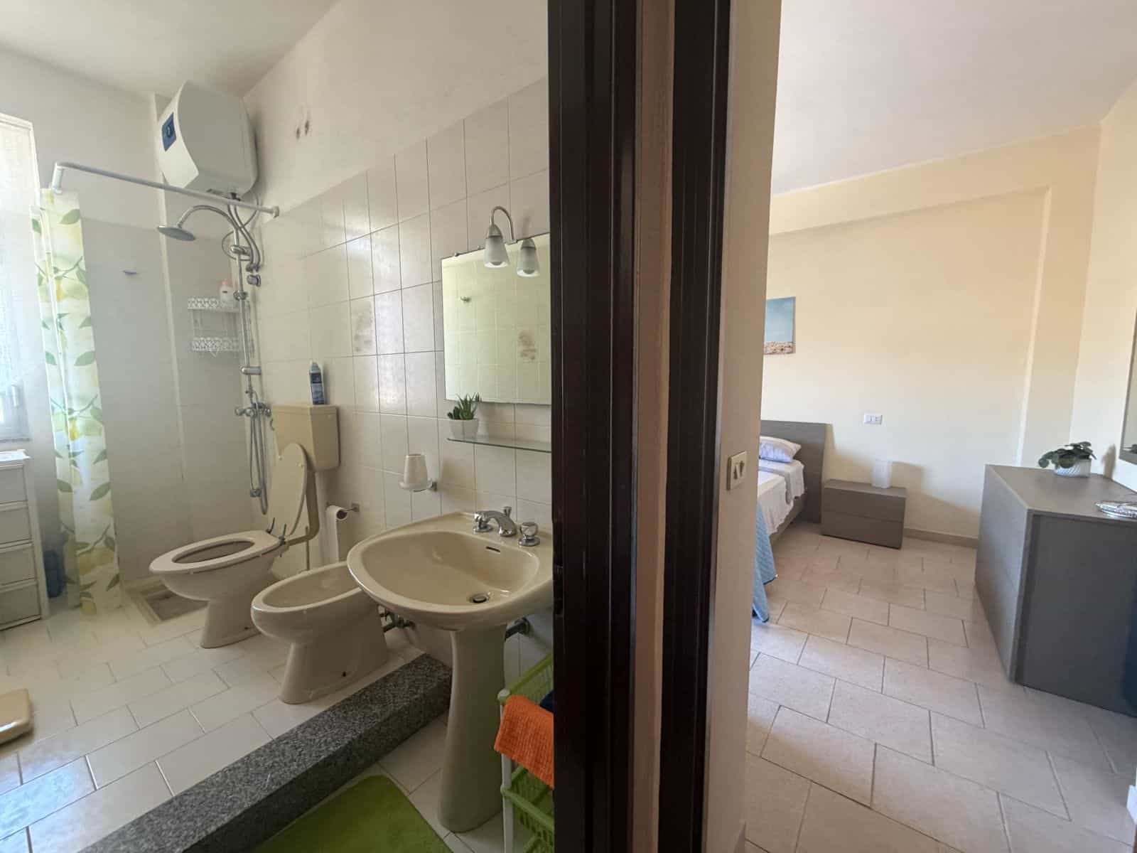 Bagno spazioso con doccia, lavabo e servizi igienici in appartamento a Terme Vigliatore.