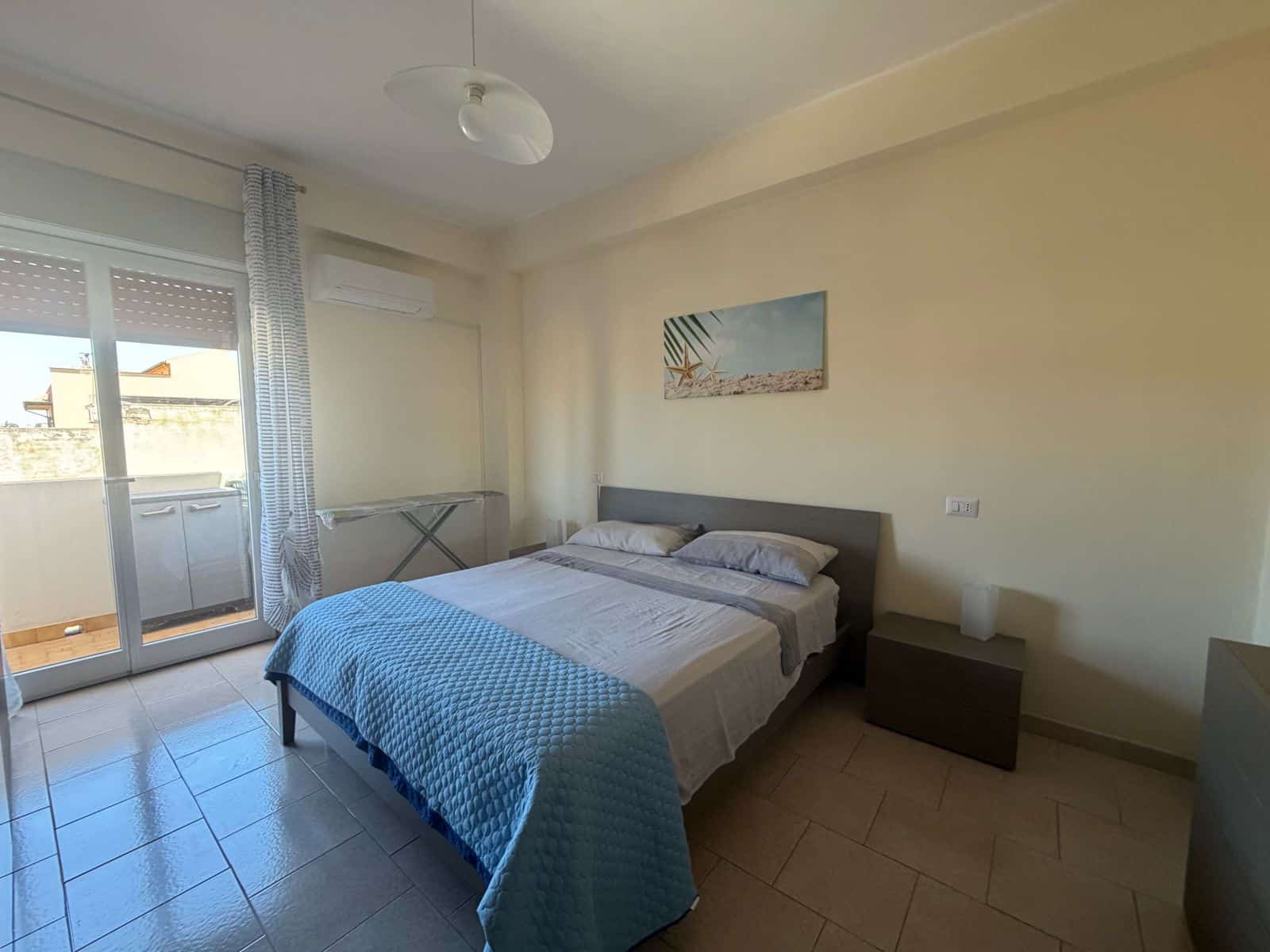 Camera da letto luminosa con letto matrimoniale, balcone e vista sul mare a Terme Vigliatore.