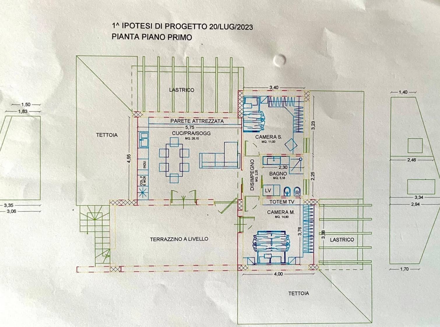 Pianta del primo piano di una casa con dettagli di stanze, terrazzi e strutture esterne, in un progetto edilizio.