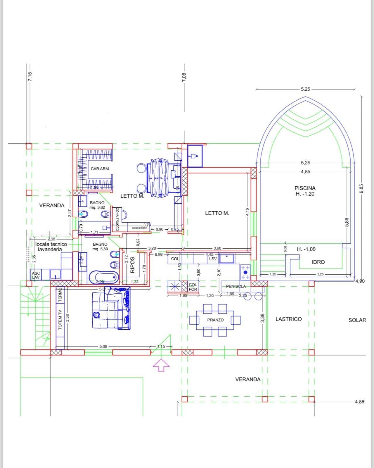 Pianta di una casa con piscina, verande, camere da letto e servizi igienici, dettagliata con misure e layout.