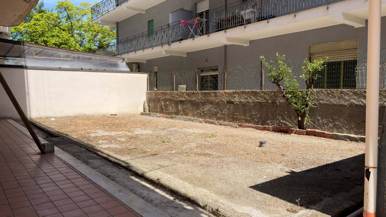Spazio esterno di un appartamento semindipendente con giardino e area pavimentata, situato in Via Medici 443, Barcellona P.G., ME.
