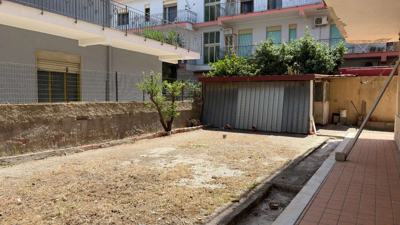 Spazio esterno di un appartamento semindipendente con cortile recintato e piccola pianta, in Via Medici 443, Barcellona P.G.