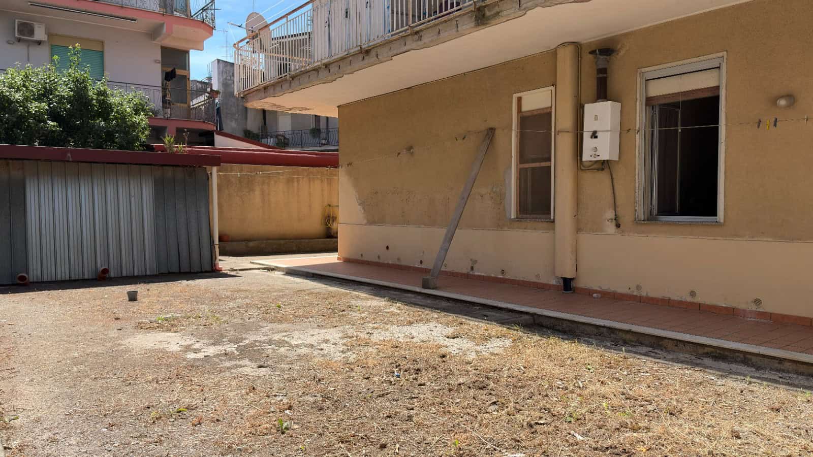Spazio esterno di un appartamento semindipendente con cortile e pareti beige, in Via Medici 443, Barcellona P.G., ME.