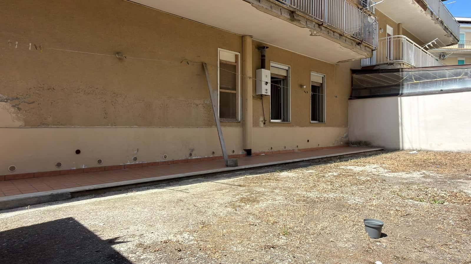 Esterno di un appartamento semindipendente al piano terra in Via Medici 443, Barcellona P.G., con area esterna e balconi.