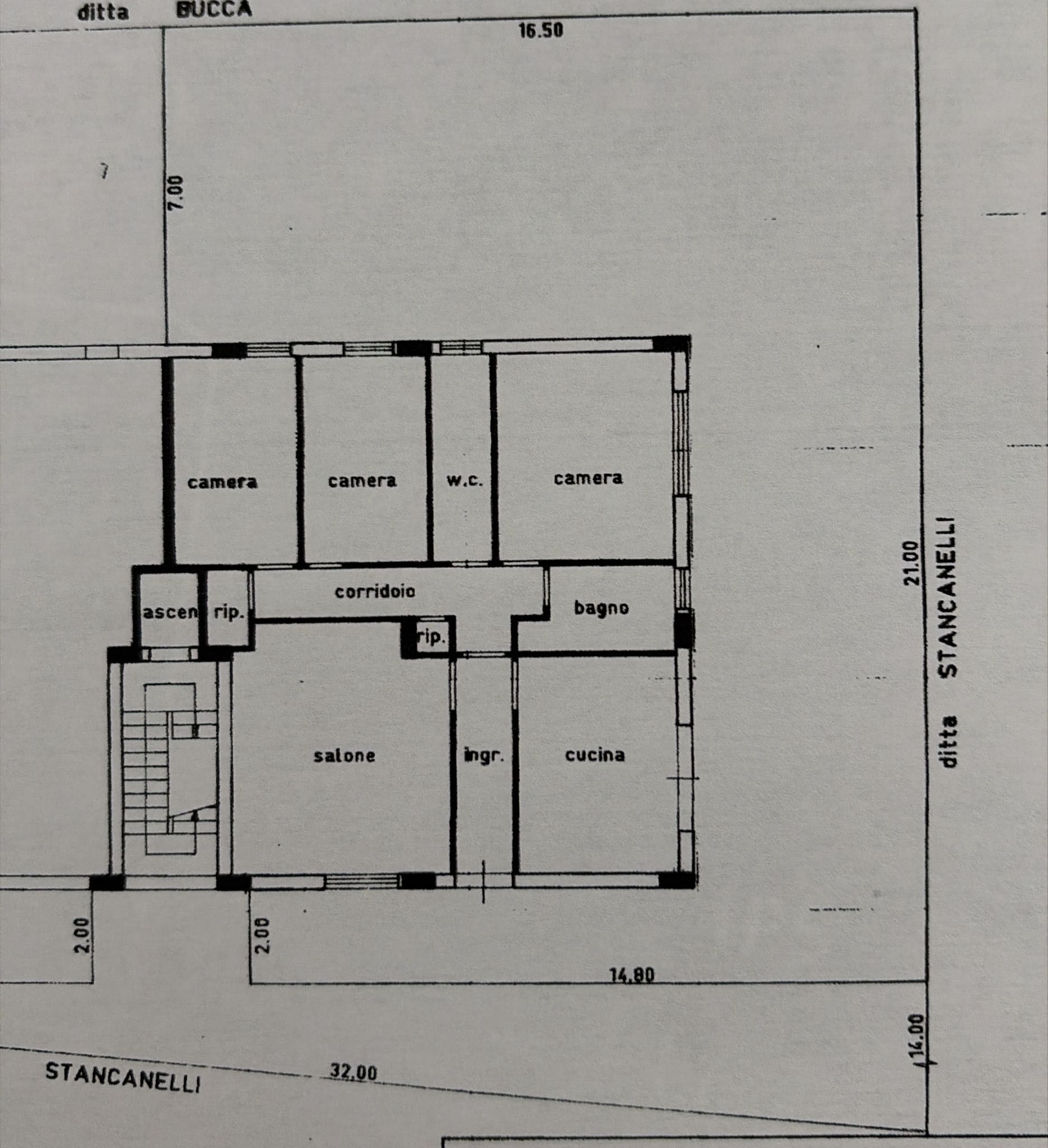 Pianta di un appartamento semindipendente al piano terra con camere, salone, cucina e servizi.