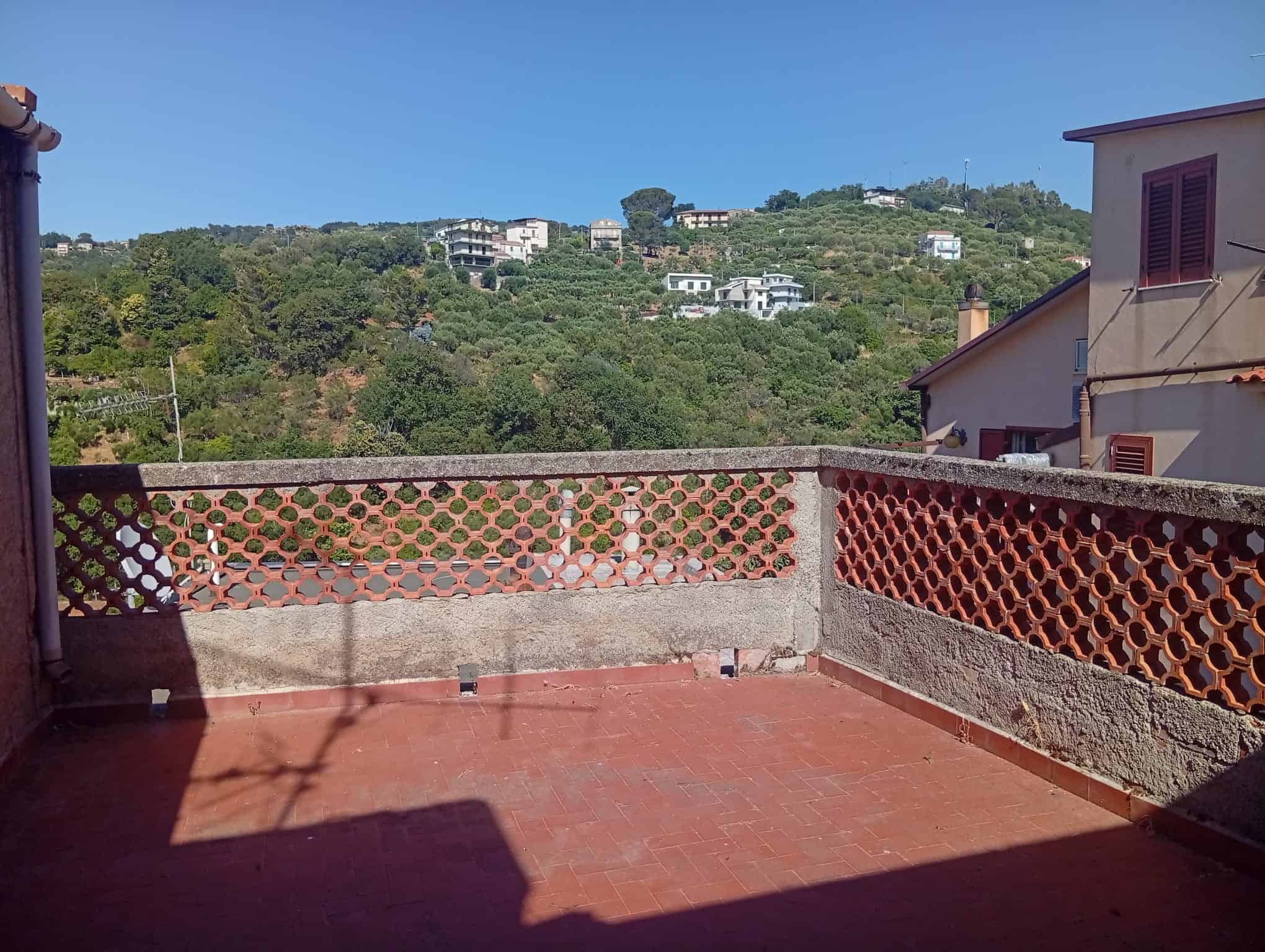 Terrazza con vista panoramica su colline e case in vendita in Via San Marco, Ficarra, Me.
