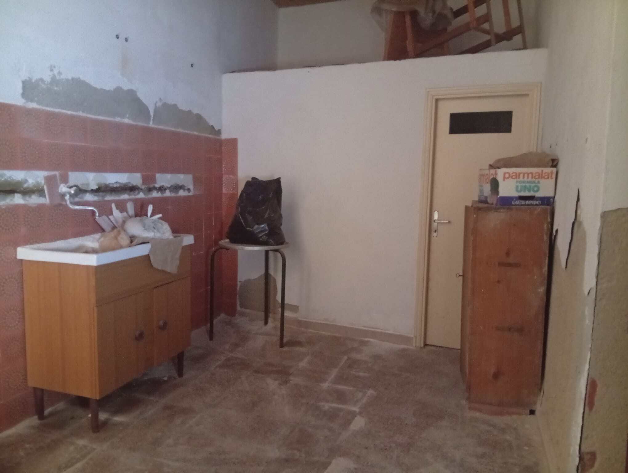 Interno di una casa semidipendente in fase di ristrutturazione con mobili e pareti in fase di verniciatura.