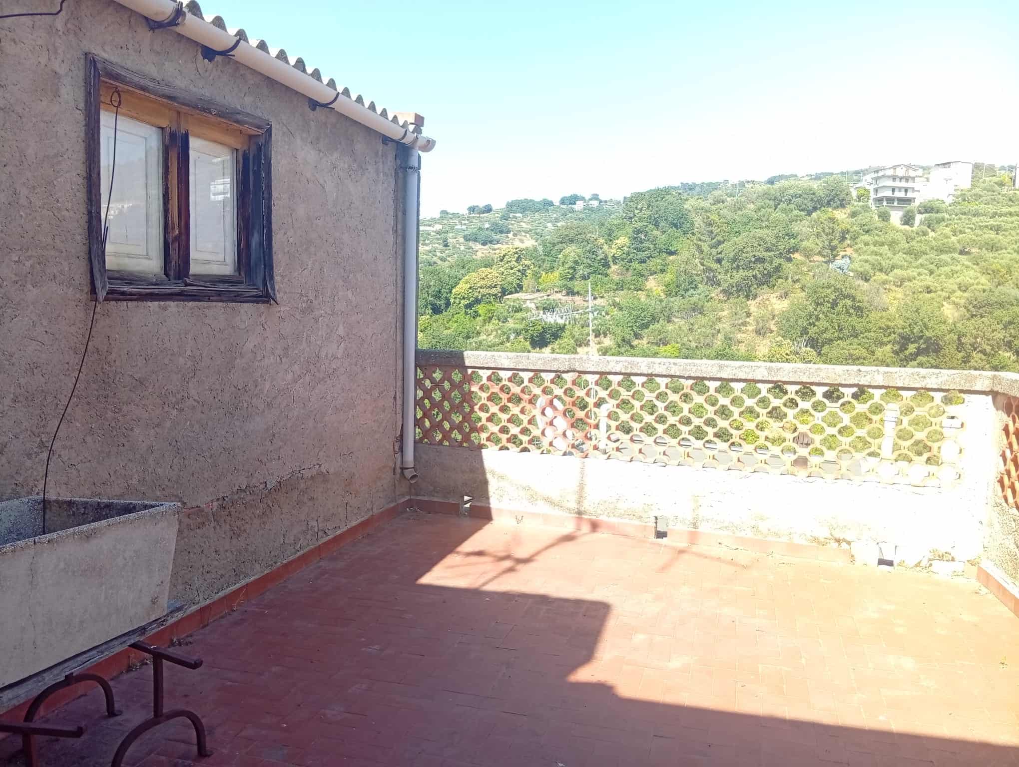 Terrazza con vista panoramica su colline verdi e case in lontananza, in una casa semidipendente in vendita a Ficarra.