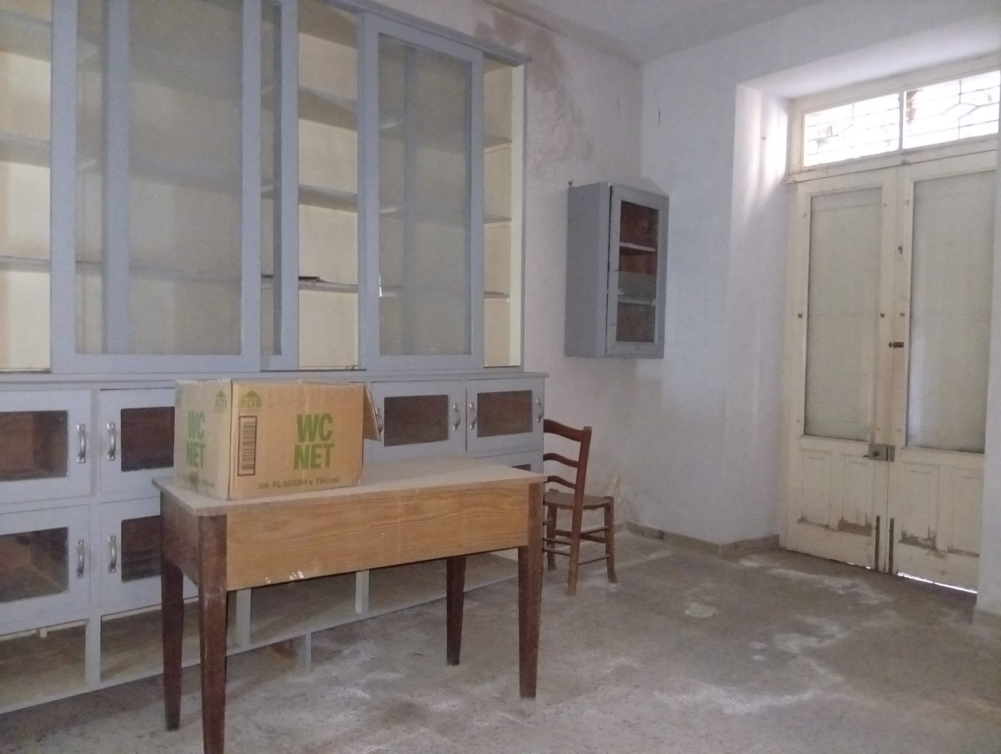 Interno di una casa semidipendente in vendita a Ficarra, con mobili vecchi e pareti da ristrutturare.