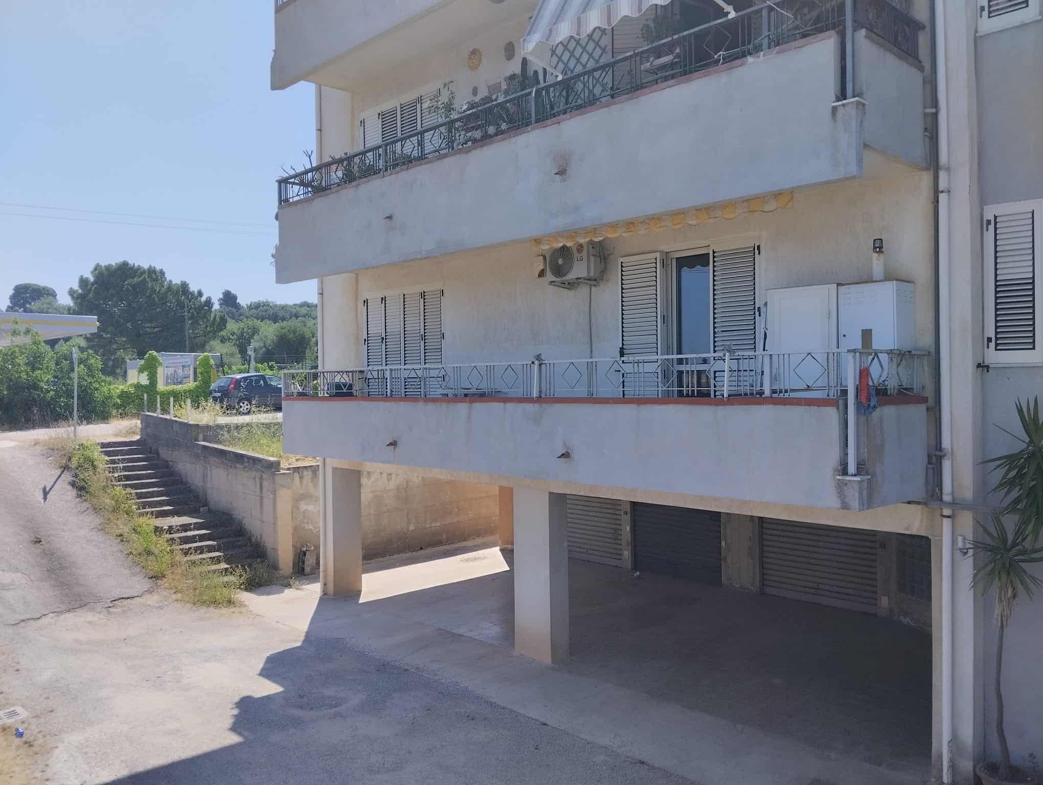 Appartamento in vendita in Via Generale di Giorgio, Acquedolci, Me, con balconi e garage.