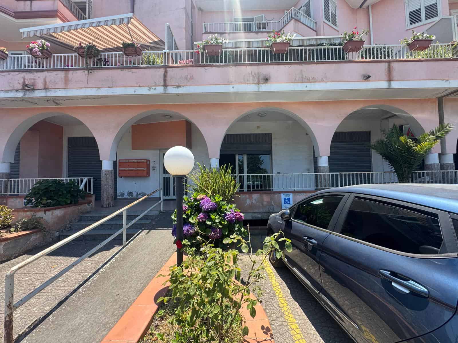 Appartamento in affitto a Napoli con balconi e parcheggio, vicino a servizi e trasporti pubblici.