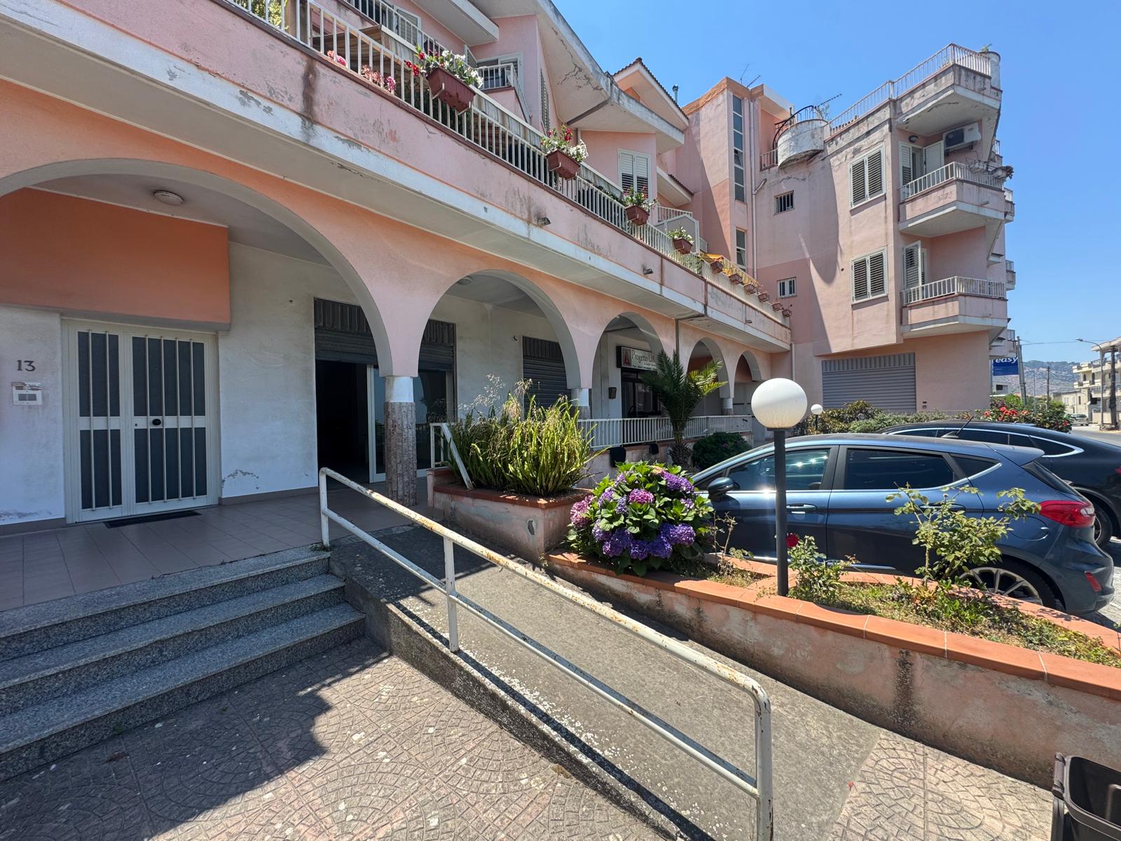 Appartamento in vendita a NextCasa con balcone e parcheggio, vista esterna dell'edificio residenziale in zona urbana.