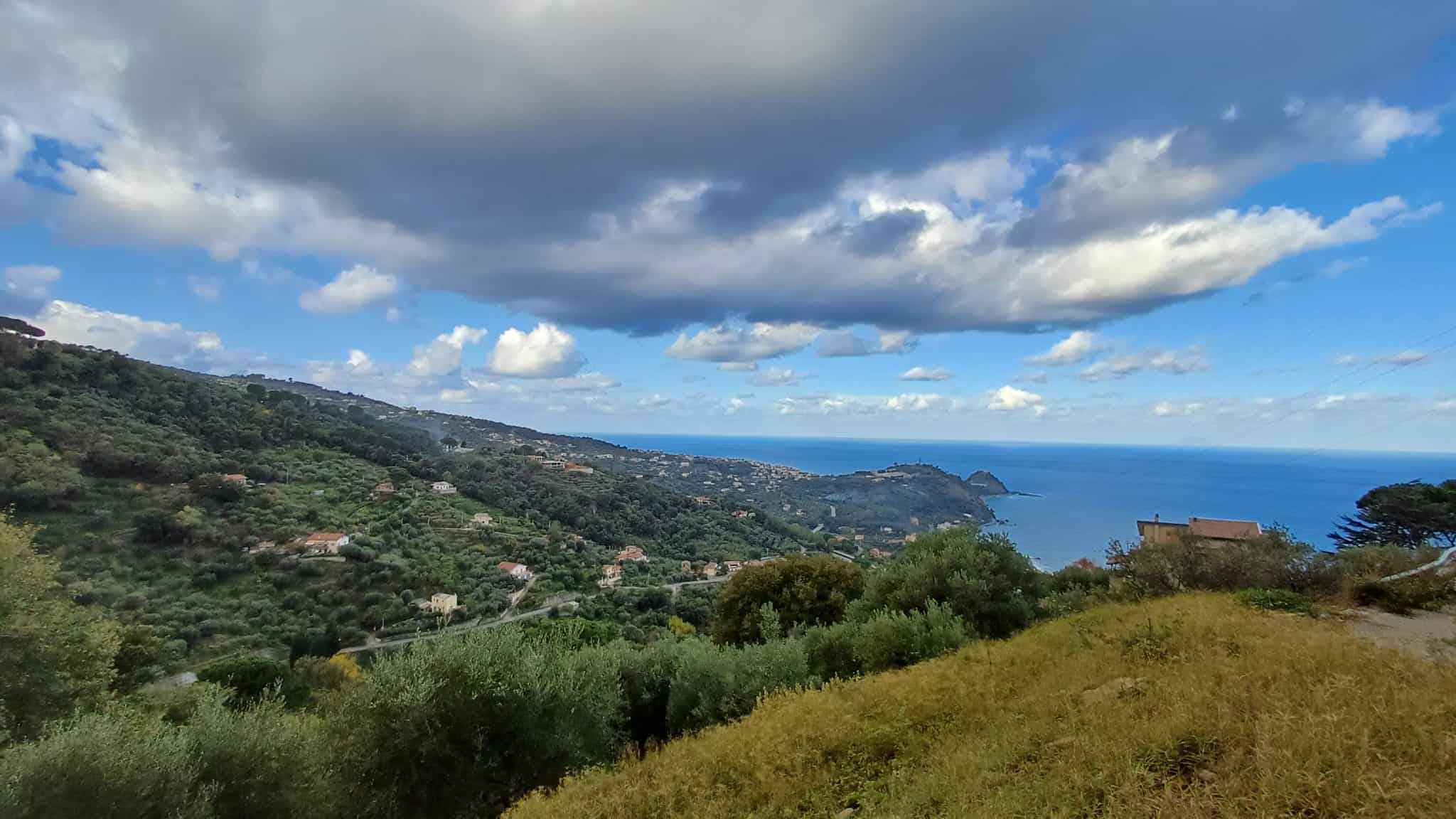 Vista panoramica sul terreno edificabile in vendita a Capo d'Orlando con vista mare e paesaggi collinari.