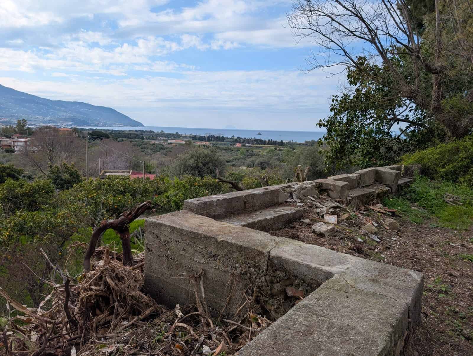 Rudere con terreno in vendita in via Casa Nuove Russo, Patti, Me, vista panoramica sul mare e sulla campagna circostante.