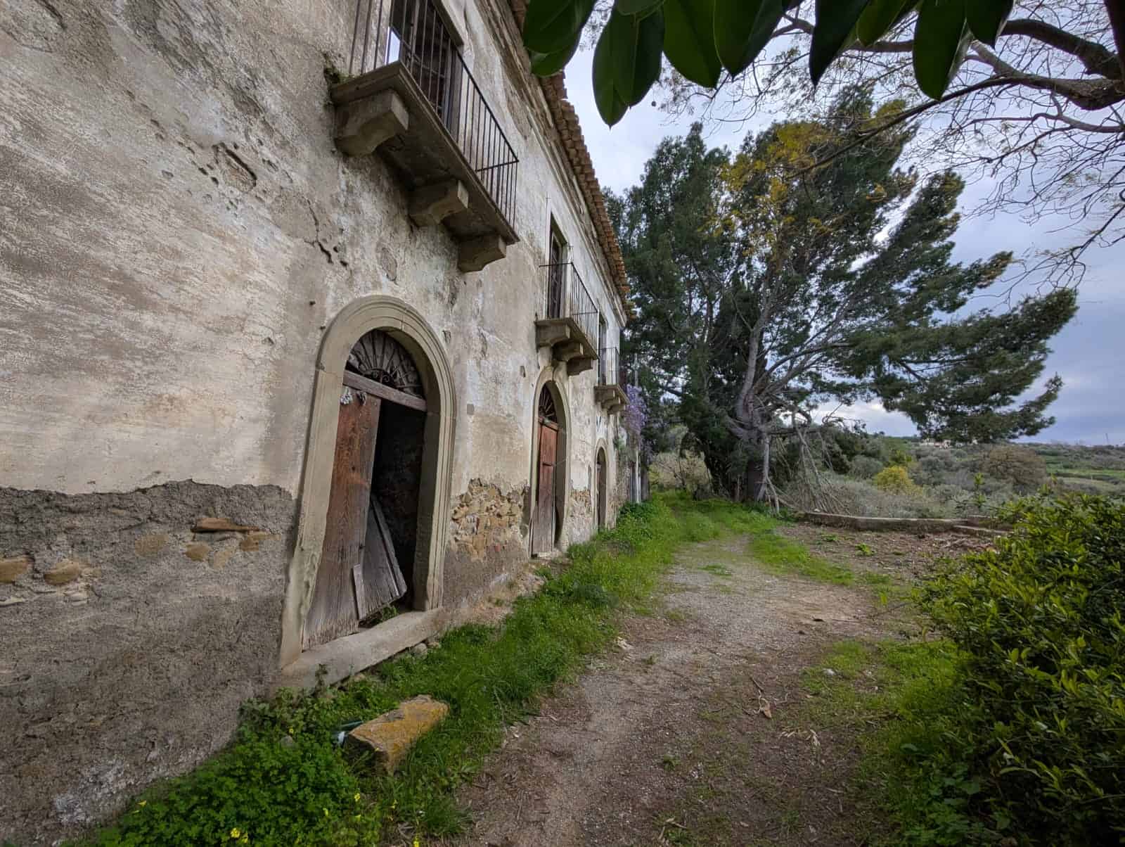 Rudere con terreno in vendita in via Casa Nuove Russo, Patti, Me, con pareti in pietra e accesso da un sentiero naturale.