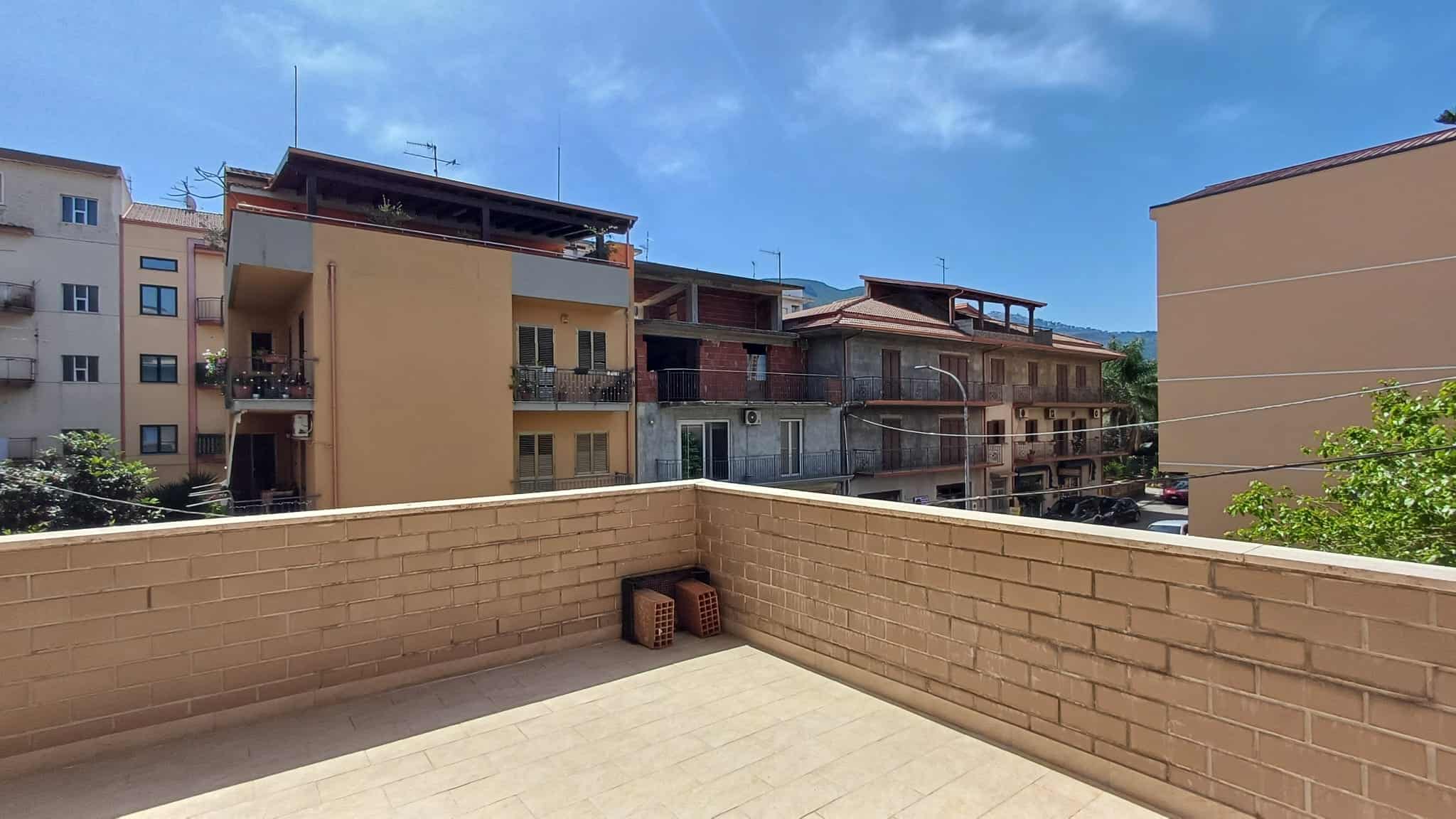 Balcone di un appartamento con vista su edifici residenziali in Via Nazionale, Rocca di Capri Leone, Me.
