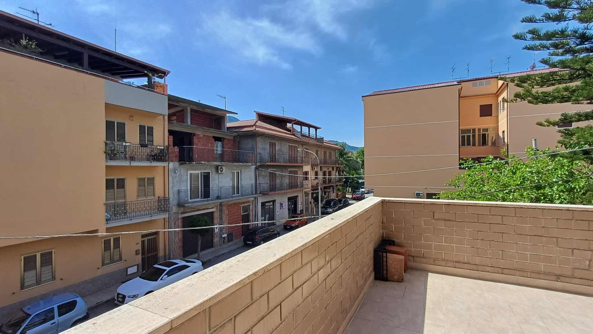 Vista panoramica di edifici residenziali in un quartiere di Rocca di Capri Leone con cielo sereno.