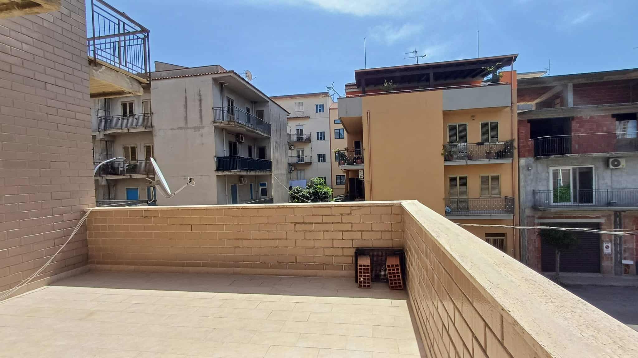 Terrazza panoramica con vista su edifici residenziali in un giorno soleggiato a Rocca di Capri Leone.