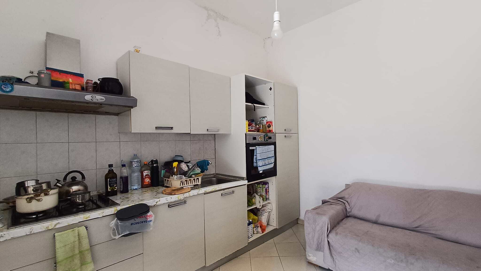 Cucina moderna con mobili bianchi, piano di lavoro e elettrodomestici, in un appartamento in vendita a Rocca di Capri Leone.