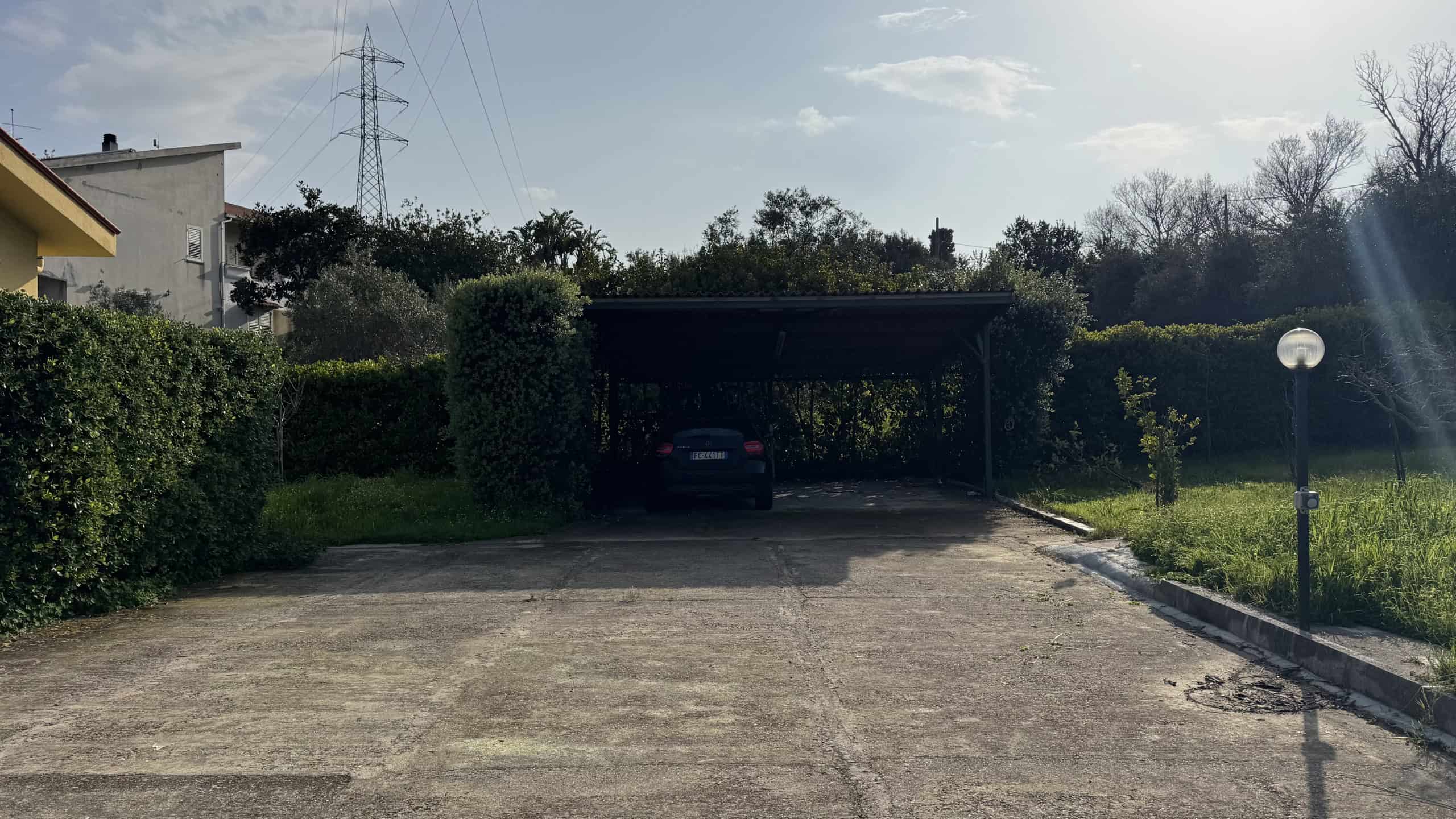 Parcheggio esterno con copertura in una villa in Contrada Rosa Isolera 7, Corriolo, Me.