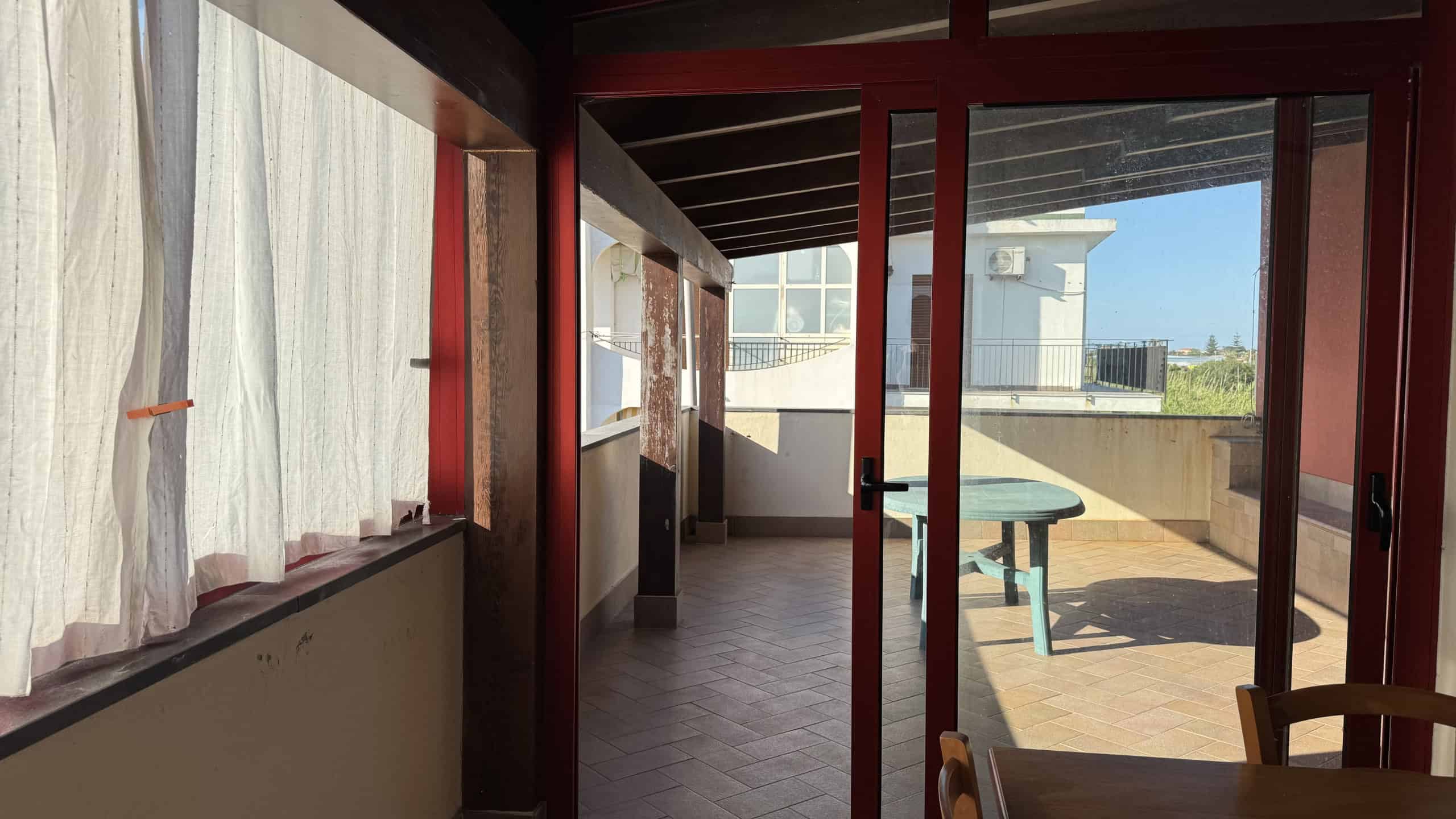 Ampio terrazzo con vista, perfetto per vivere all'aperto e godere di spazi esterni luminosi e ariosi.