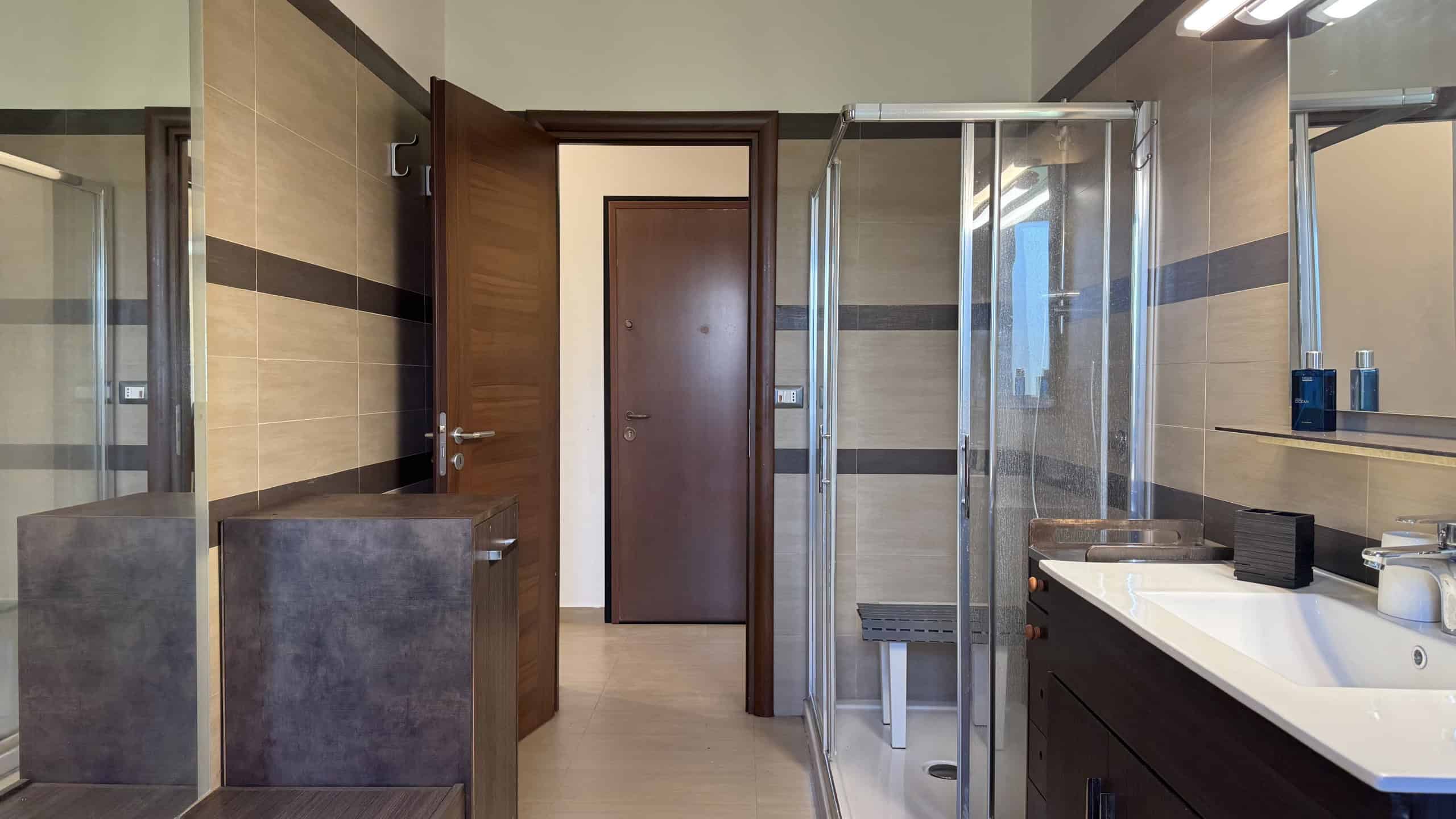 Bagno moderno con doccia in villa unifamiliare in Contrada Rosa Isolera 7, Corriolo, Me, con arredi eleganti e finiture di alta qualità.